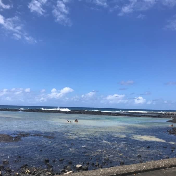 美城れんのインスタグラム：「今日は…ハワイ島ヒロの海を…😊🌈 日本のいい所…四季があるところ。 でも、梅雨は…😅ん〜。 今日は、スッキリな写真を😌🌈✨ 今日も、色々な事に感謝😌✨🙏 mahalo🌈✨」