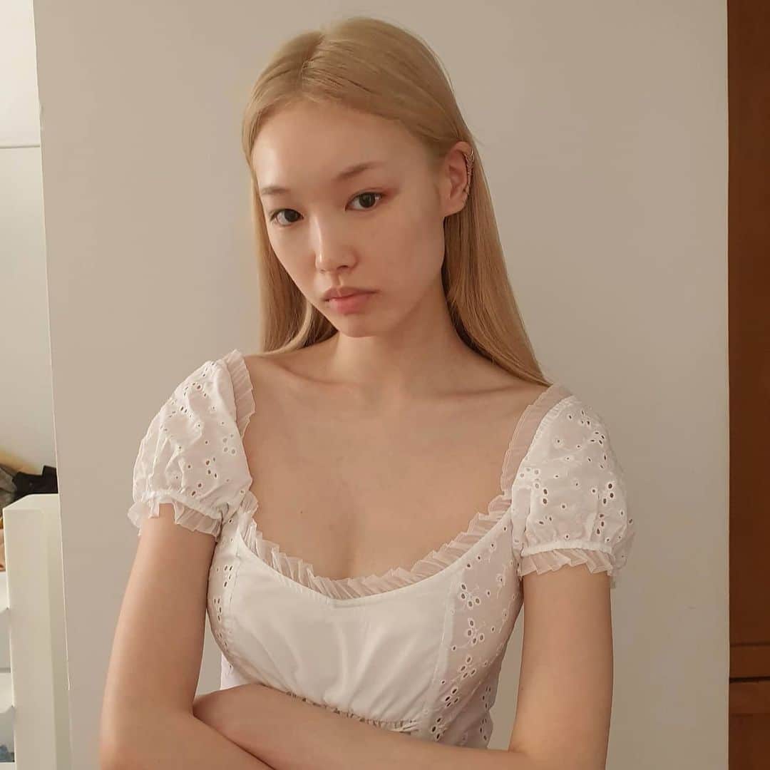 フェルナンダ・リーのインスタグラム：「At home digis 🌼🌼  Also random acnh tutorial vid❣ https://youtu.be/LhxjcZRRlSI  Click through link also available on my profile 🌼🌼」