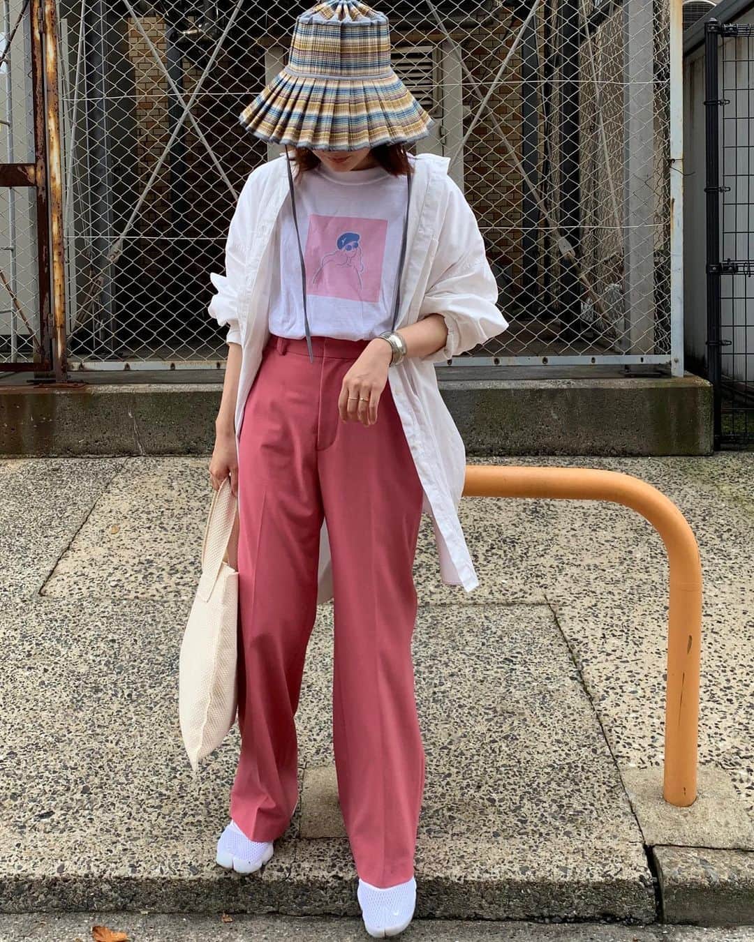のインスタグラム：「﻿ 　﻿ ピンク推しの人🍑﻿ ﻿ ﻿ この後パーマのnew ヘアになりました👩🏻‍🦱👩🏻‍🦱﻿ 毛量が多いのでボリューミーです笑﻿ ﻿ #ファッション#コーデ#コーディネート#fashion #coordinate #code #オシャレ #ootd #outfit #wear﻿ #lornamurray」