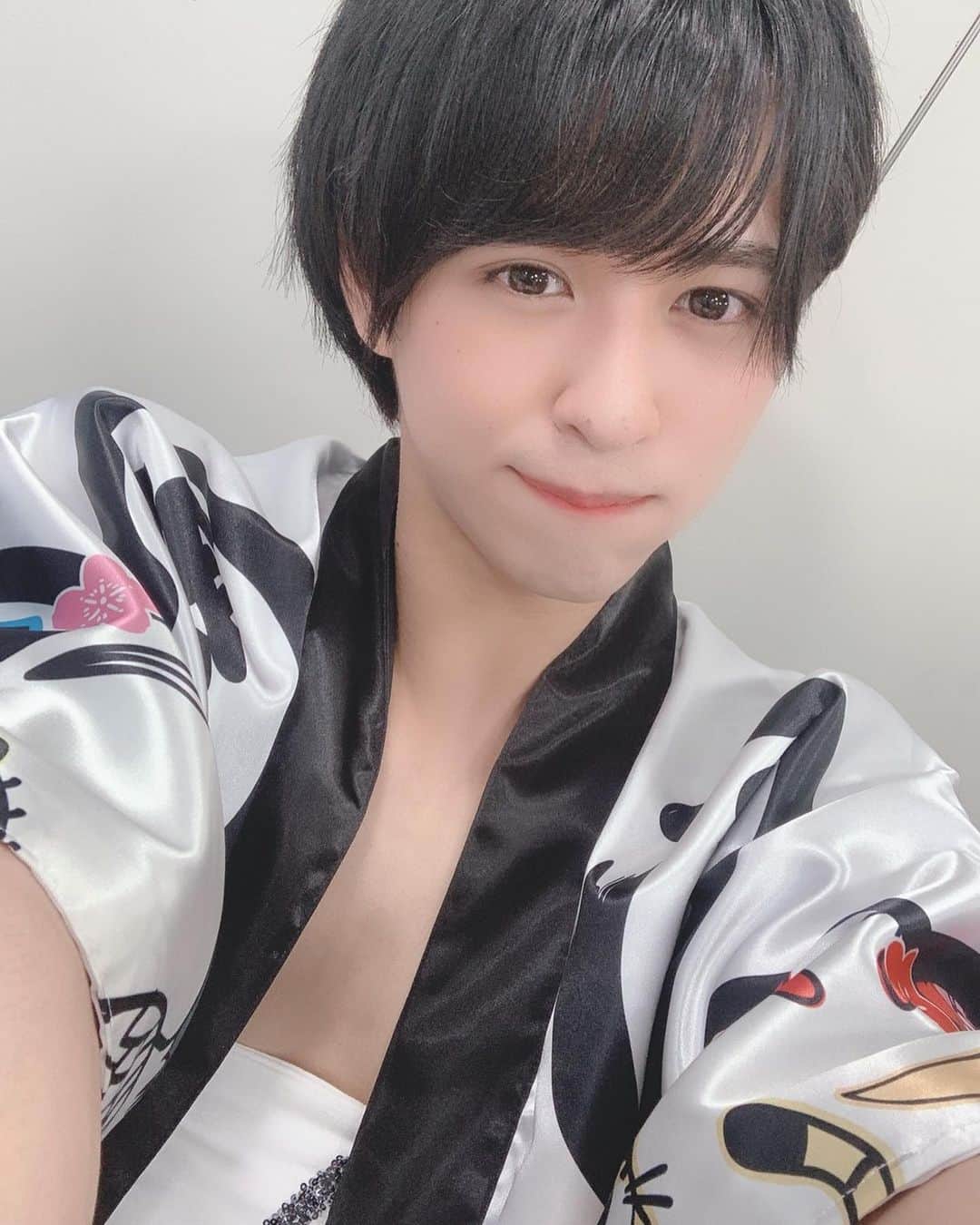 祭nine.のインスタグラム：「ﾋﾄｺﾏ。 . 今年の8月28日(金)〜30日(日)に開催する 第22回にっぽんど真ん中祭り の応援団に祭nine.が就任しました😊🤍 . 初のオンライン開催となる 「テレどまつり」として、 全国のみなさんと盛り上げていきましょう🥳✌️ . 新曲「祭花-MATSURIBANA-」 ぜひ踊ってください〜〜!^ ^ . #祭nine. #浦上拓也 #うらぽん #😈🧸 #どまつり応援団 #テレどまつり #夏が始まるね〜〜 #🍉🍧🌻🏝🌞 #踊るぜ #💃🕺🖤」