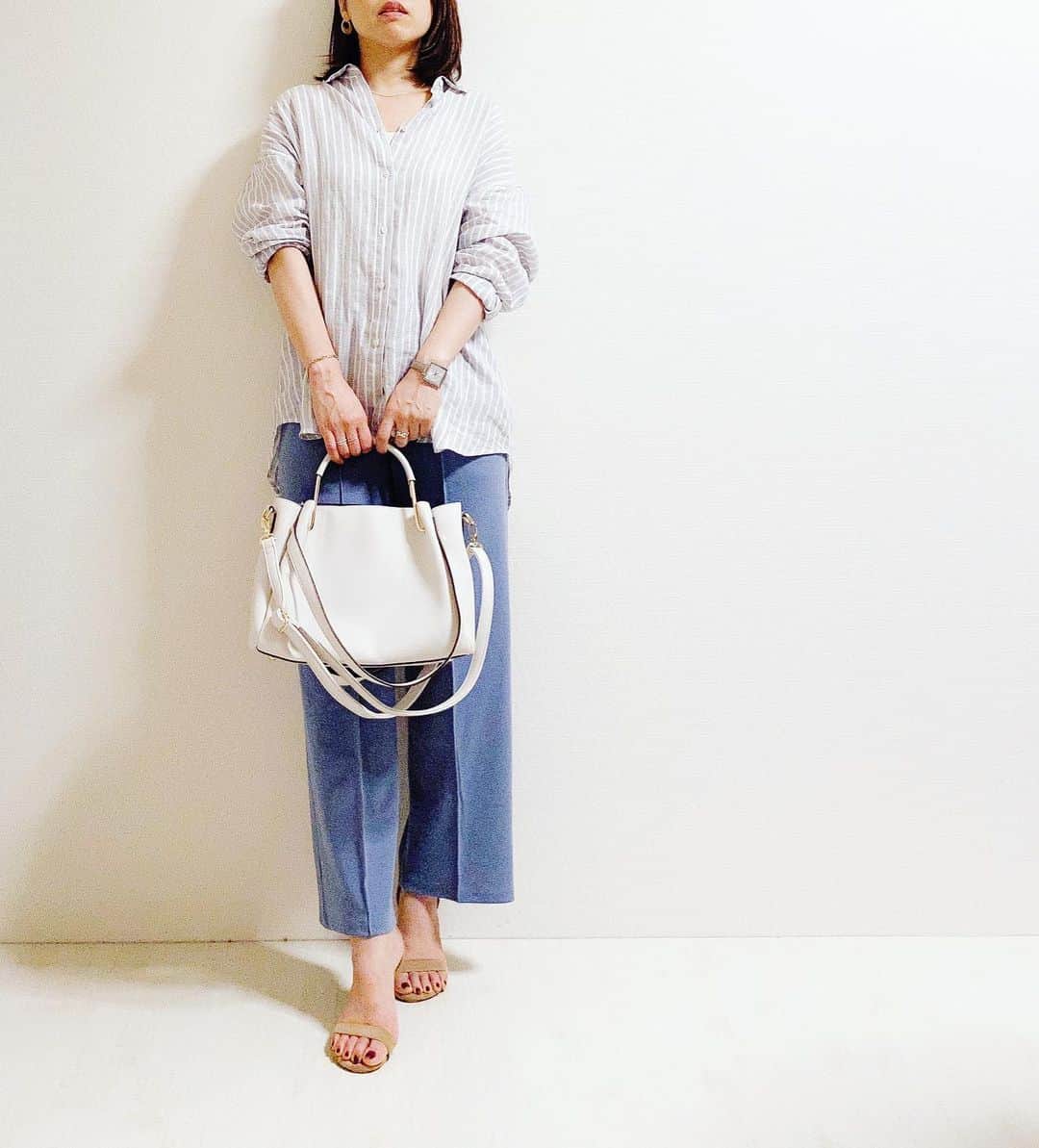aiaiのインスタグラム：「UNIQLOのリネンストライプシャツ。 XXLサイズにしてみたのですが ゆるっとしたこの感じが好きです  @uniqlo  @uniqlo_with  @uniqlo_ginza  #プレミアムリネンシャツ  コーデの詳細はブログに書いています  𖤐𖤐𖤐𖤐  #fashion#outfit#style#coordinate#instagood#ootd#pic#instapic#コーデ#コーディネート#スタイリング#プチプラコーデ#本日のコーデ#大人カジュアル#プチプラ  #カジュアル #アラフォー #アラフォーコーデ #アラフォーファッション#uniqlo #ユニクロ #ユニクロコーデ #ユニジョ #上下ユニクロ部 #サンダルコーデ #リネンシャツ #夏コーデ#シャツコーデ #カラーパンツ」