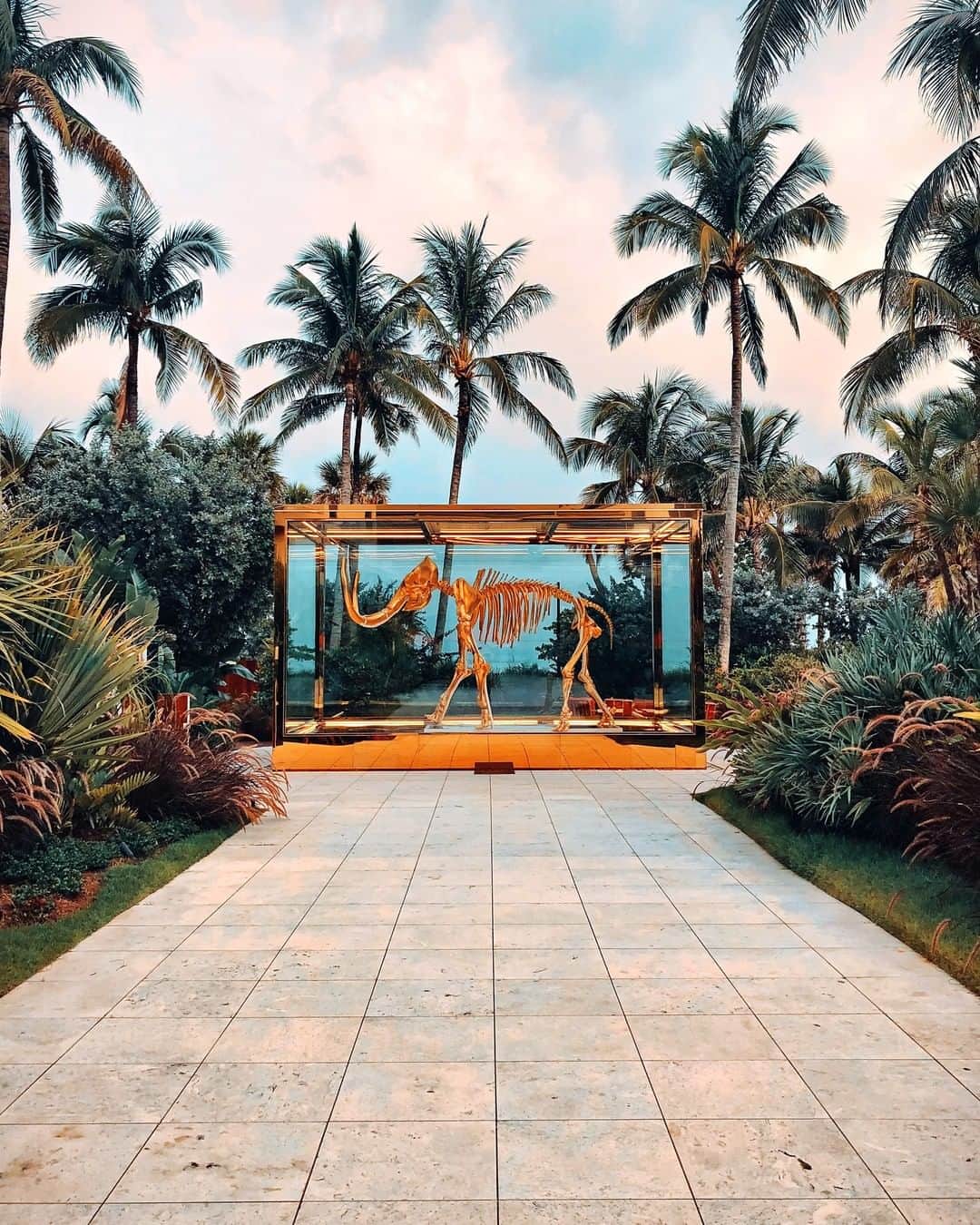 デビッドヤーマンのインスタグラム：「Inspiration is everywhere. “Gone but Not Forgotten” by @damienhirst is a skeleton of a three-metre tall woolly mammoth, gilded in 24-karat gold, on display at @faena in #MiamiBeach. "The mammoth comes from a time and place that we cannot ever fully understand. Despite its scientific reality, it has attained an almost mythical status,” says Hirst of the statue. #DYRoadTrip」