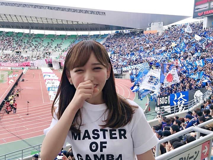 東馬場ななのインスタグラム：「⚽️ 明日はいよいよJ1リーグ再開✨ そして！！！ 大阪ダービーですね🤩 皆さんとスタジアムで応援できず残念ですが、 待ちに待ったシーズン再開⭐️ とってもワクワクしています💙💙💙 . #写真は昨年の大阪ダービー . #久しぶりすぎるインスタ更新にドキドキ」