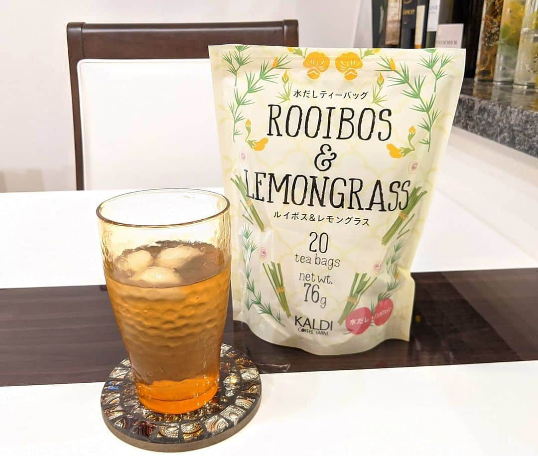 雨宮めるさんのインスタグラム写真 - (雨宮めるInstagram)「最近発見した@kaldicoffeefarm のティーバッグ。 “ROOIBOS＆LEMONGRASS”が美味し過ぎる！！ 私流は、デトックスウォーターみたいにレモンを浸けて、よりレモン感を強めて飲む事♡ 夏は特に水分補給をするので、ドリンクサーバーに大量に作っちゃう。  #kaldi #kaldi購入品 #ルイボスティー #ルイボス&レモングラス　#rooibos #rooibostea #rooibosandlemongrass #detoxwater #detox #forthebeautyinyou #teatime #teabag #美容ドリンク #美意識高め #美意識高い人と繋がりたい #美意識向上 #オススメ美容 #おすすめ美容 #美しさは内側から #ポリフェノール #アンチエイジング #antiaging」7月3日 22時48分 - amamiya_melty