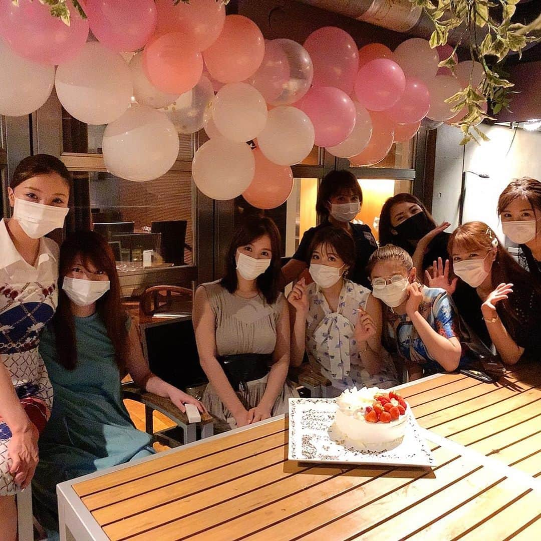 葉加瀬マイさんのインスタグラム写真 - (葉加瀬マイInstagram)「新しい生活スタイルお誕生日会🎂🎉ケーキのろうそくはフーってできないからフーってしてるフリです😘先日久々に皆で集まりソーシャルディスタンス気にしながら外のテラスでBBQ🍖自粛中に延期になった5人のバースデーパーティーができました😻 しかし東京はまた感染者100人を超えてしまったので気をつけなくては😷  #happybirthday #合同誕生日会」7月3日 22時57分 - m.hakase