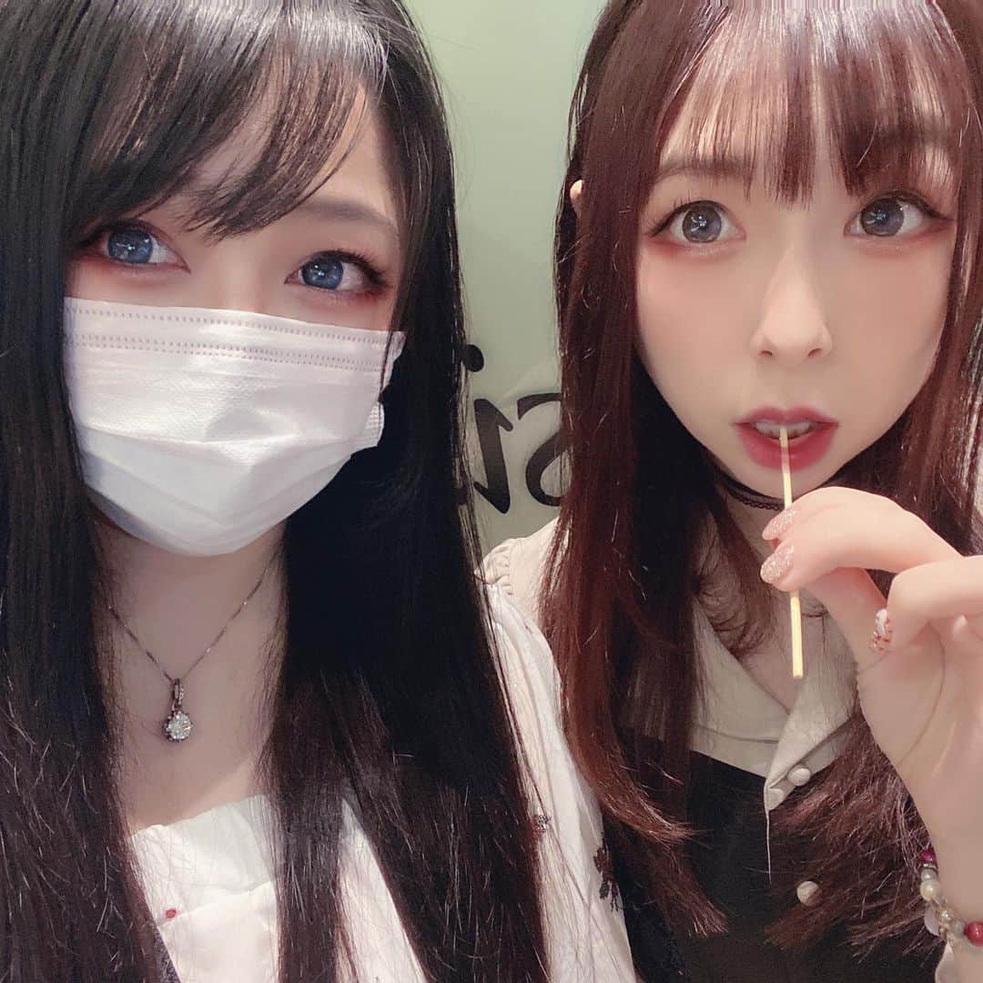 のインスタグラム：「マイエンジェル疋田さん(@hikita_saya)  一緒にいるのが当たり前すぎて、自粛中会えなくて辛かった😭  久々に会っても安定の爆笑をくれる大切なお友達です👯‍♀️  #地雷メイク #写真アプリ #地雷女 #マスクメイク #アラサー女子 #女孩 #漂亮 #美妝 #japanesegirl #asiangirls #asianmakeup #ツインズ #疋田紗也 #大坂夕 #渋谷カフェ #渋谷デート #アラサーコーデ #アラサーファッション #黒髪メイク #黒髪女子 #blackhairstyles #blackhairgirl #ビジョナビ」