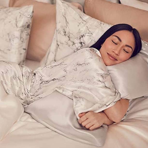 HGTVさんのインスタグラム写真 - (HGTVInstagram)「Silk pillowcases come with many benefits like hydrating your skin while you sleep. Our editors tested a variety of fabric weights and price tags — head to the link in our bio to check out our tried-and-true picks. 😴⁠ ⁠  #bedding #beautysleep #healthyskin」7月3日 23時01分 - hgtv