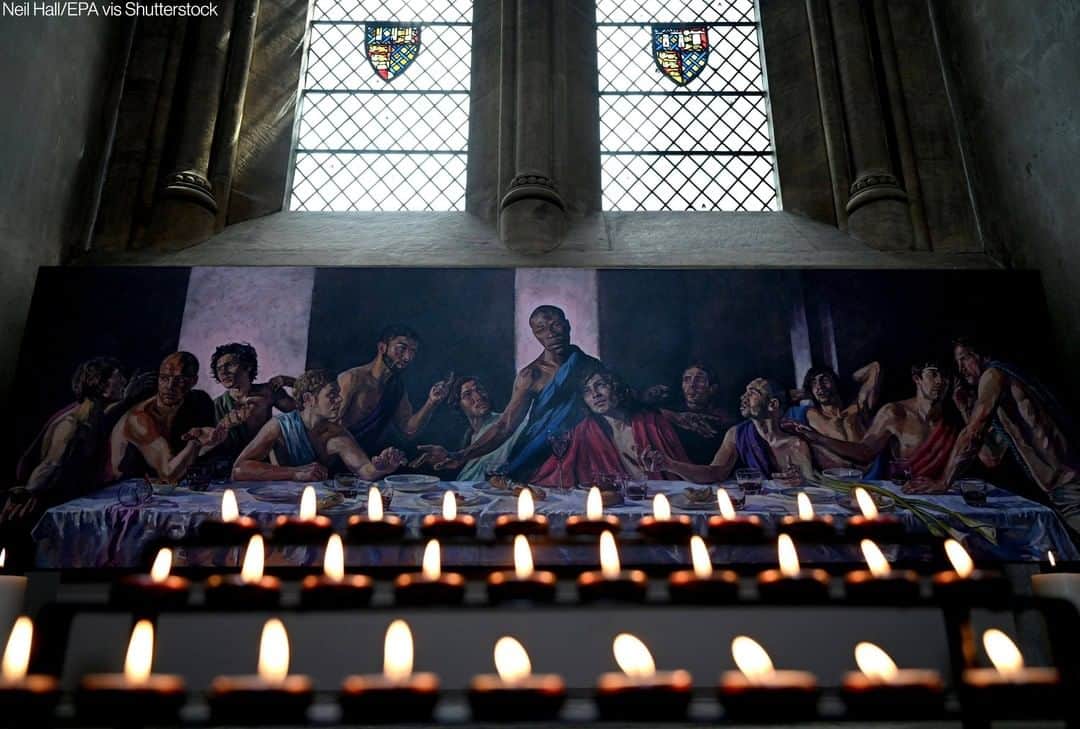 ABC Newsさんのインスタグラム写真 - (ABC NewsInstagram)「Candles are lit in front of the work 'A Last Supper' featuring a depiction of a black Jesus Christ by British artist Lorna May Wadsworth displayed at St Alban's Cathedral in Britain. The painting has been installed at St Alban's Cathedral to raise awareness and in solidarity for the Black Lives Matter movement. The installation has caused a number of complaints due to the depiction of Jesus as a black man.」7月3日 23時12分 - abcnews
