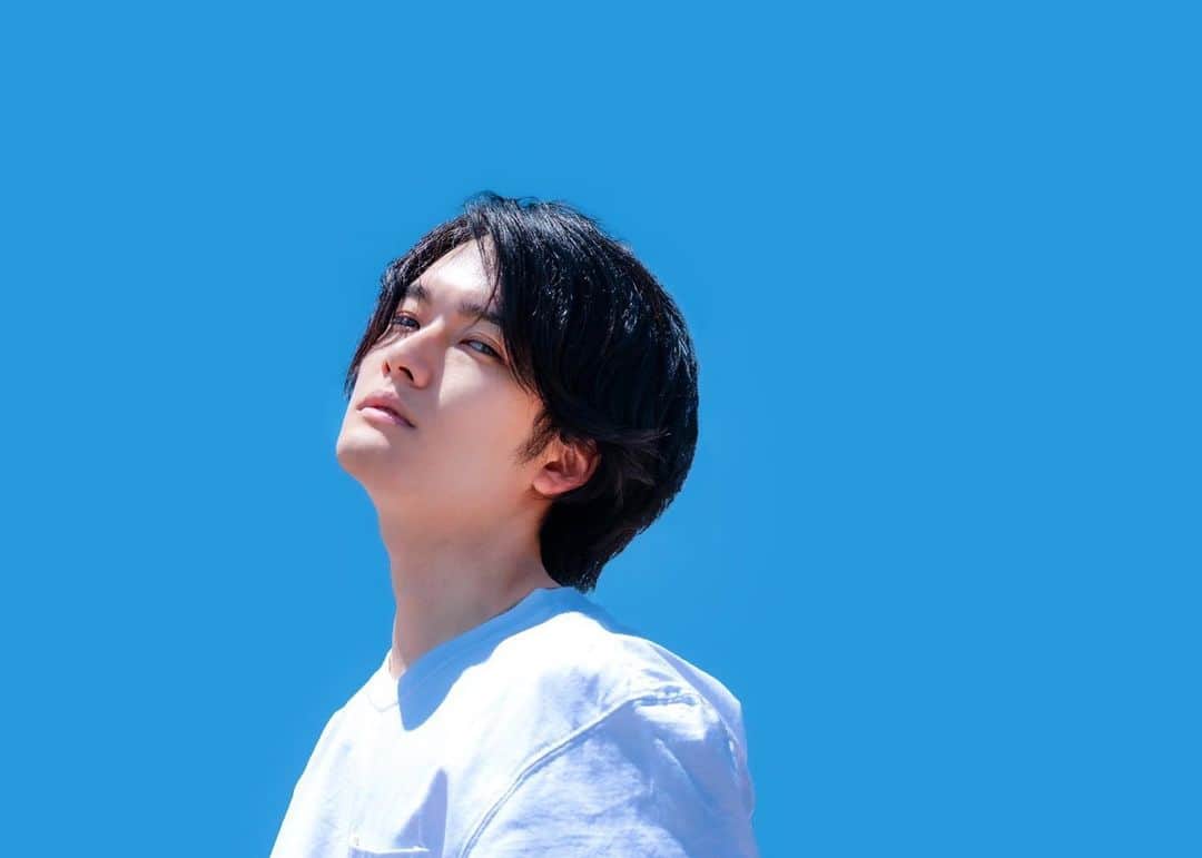 入江甚儀さんのインスタグラム写真 - (入江甚儀Instagram)「人生最長の毛髪ともお別れでしたので﻿ それも兼ねて @ryosuke_misawa_53 に﻿ 撮ってもらいました。﻿ ﻿ 日光と強風に煽られ生じた﻿ 偶発の虚げな表情です。﻿ ﻿ 突き抜けるような碧空﻿ ﻿ ﻿ #portrait #ポートレート」7月3日 23時14分 - jingi_irie