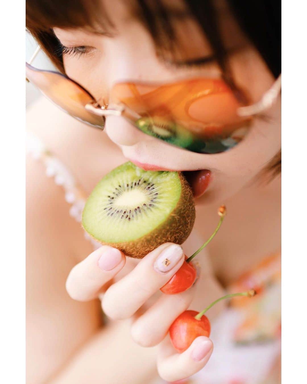 のインスタグラム：「FRUITY🍒🥝 . . . #さくらんぼ #キウイ #夏ネイル  #手フェチ  #gravure #portraitmodel  #cosplayer  #モデル女子  #グラビアアイドル #コスプレイヤー  #インスタグラマー #ポートレートモデル  #lingerie #lingerielove  #ランジェリー大好き  #eros  #bodymake  #可愛くなりたい  #黒髪ショート #japan_of_insta  #igportrait #pasha_magazine #instaportrait  #tokyocameraclub  #童顔  #エロ可愛い #sexy #japanesegirl  #日本人 #人像攝影」
