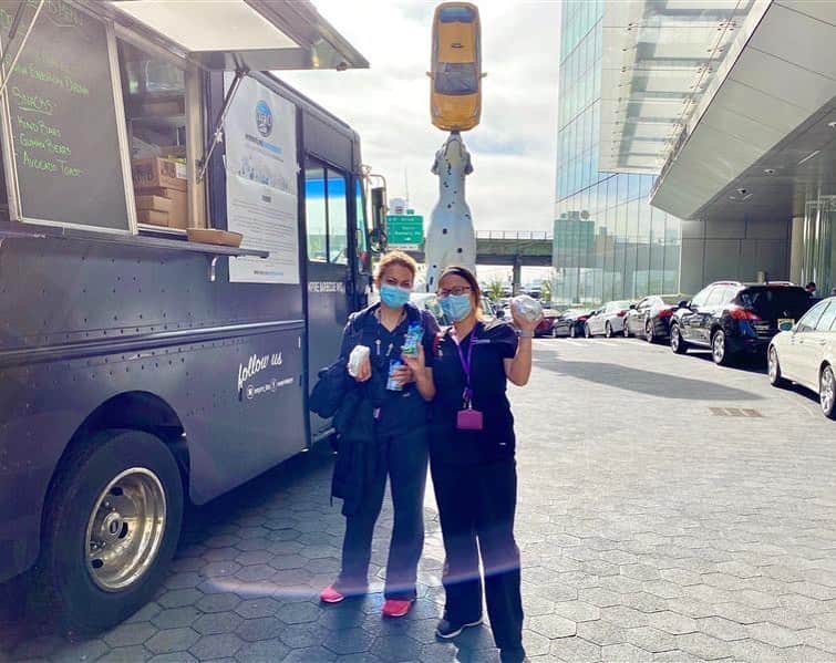Vita Coco Coconut Waterのインスタグラム：「Our InstaBodega doors are almost closed, and it’s been a pleasure doing business with you. With your help, we are able to donate an additional 1,000 BECs to healthcare workers, purchased directly from local bodegas. There’s still time to shop, link in bio!⠀ ⠀ Until next time, ⠀ Vita Coco.」