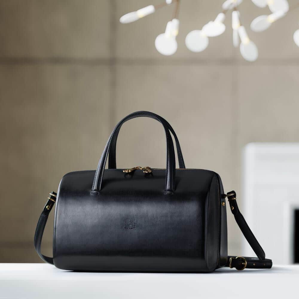 イルビゾンテのインスタグラム：「A taste of classic elegance with our boston bag Ciprea. ☆  #ilbisonte #accessories #madeinitaly」