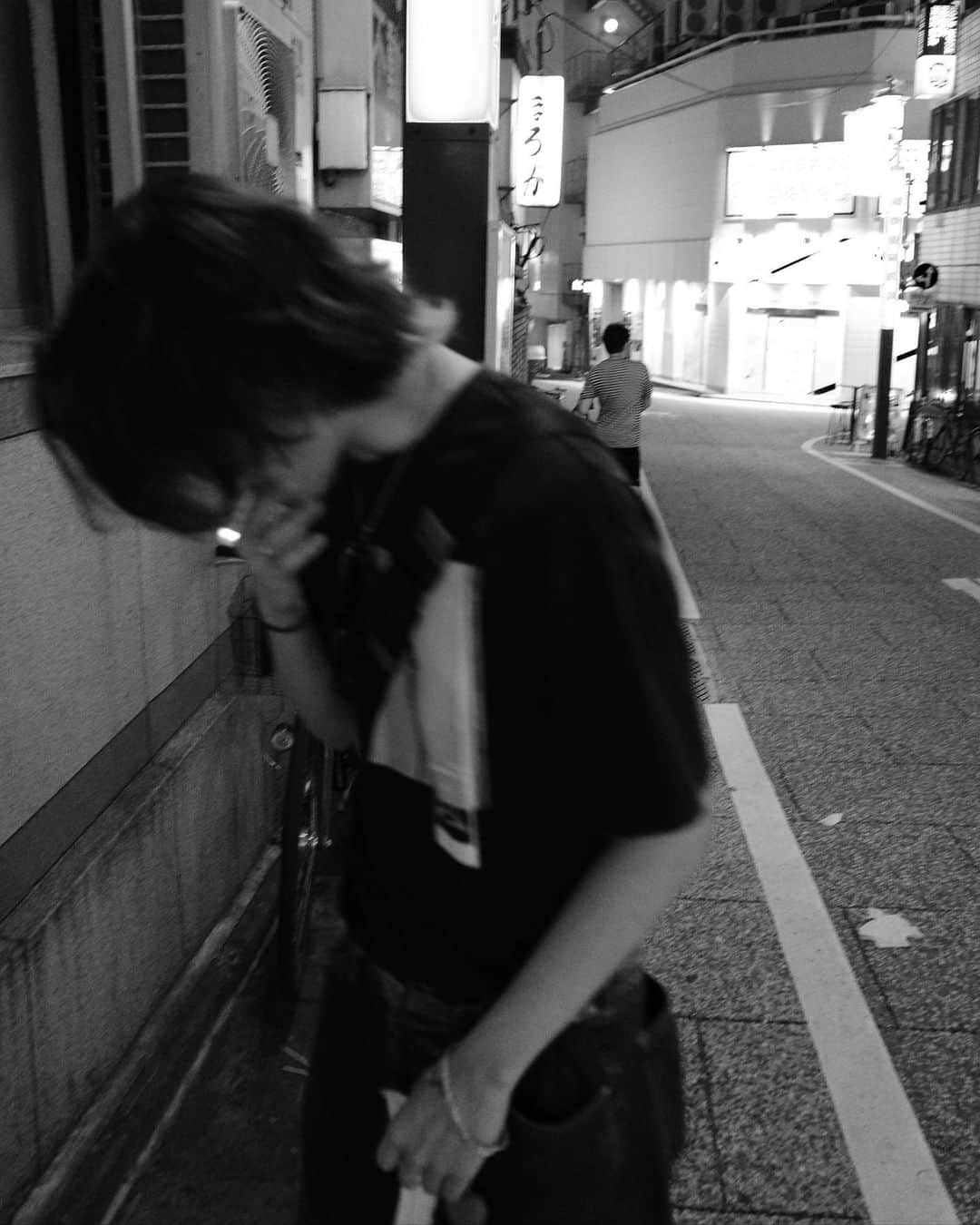 バトシンのインスタグラム：「写真撮る時だけマスクとってるけど、はよコロナさんよ普通に歩かせてくれ 暑い」