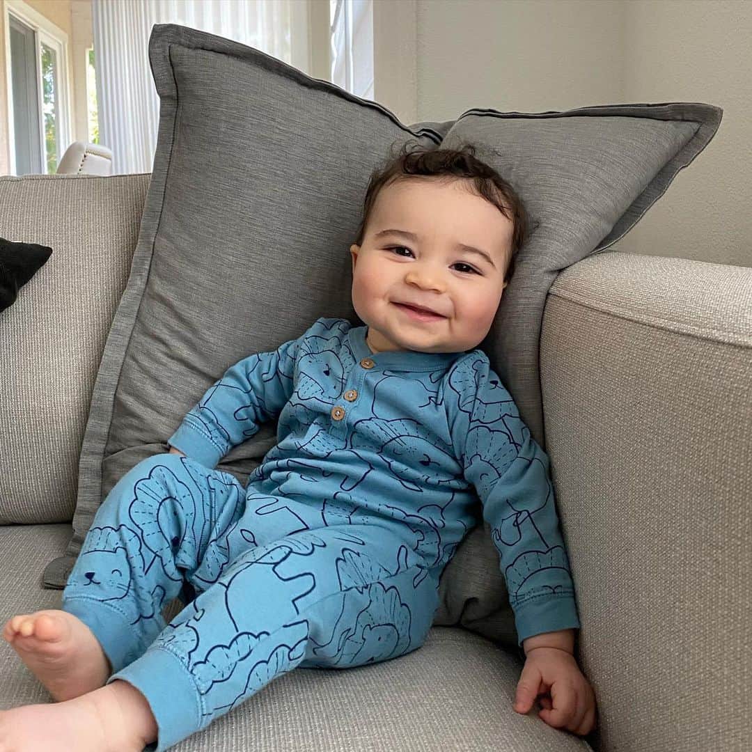 フォルケ・アキンラデウォのインスタグラム：「Olukayode means God brings joy and this boy has been living up to his name. Bringing light and happiness in these times of heartbreak and uncertainty. 💙💫」