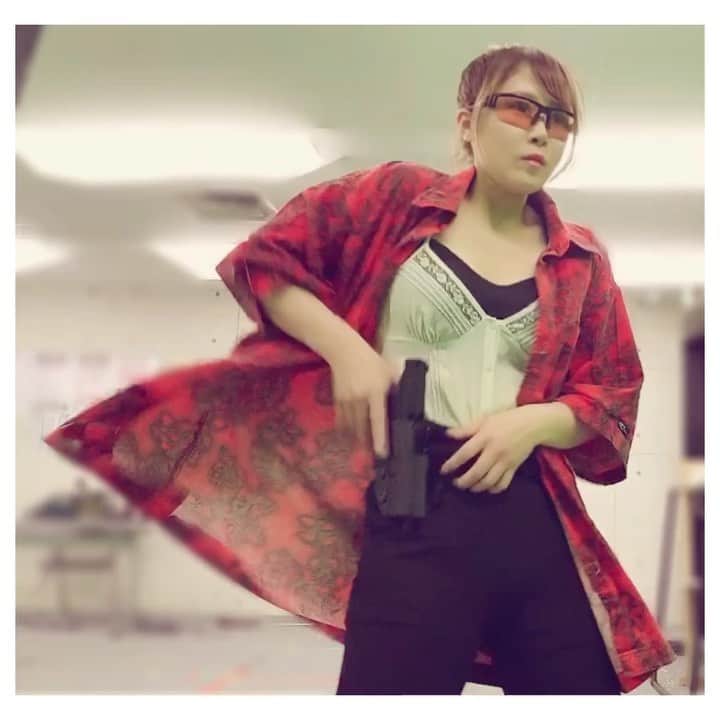 のインスタグラム：「. . . 今日は仕事おわりに久しぶりにシューティングで遊んだ〜💜  最の高でした💜幸せすぎた〜😭🔫 やっぱ改めて私はエアガンで遊ぶのが大好きだなって💕>* ))))><  今は前みたいに週1、2レンジに通って遊ぶ余裕は ないけれど...いつか色んな余裕ができたら... また以前みたいに沢山撃ちにいこう  👚アロハシャツ #oneill  👖ズボン #gu  👗キャミソール #miumiu  🔫 gun #tokyomarui   #タクトレもどき #GUN殺陣 #ジャケットドロー #サバゲー女子 #サバゲー #glock #mozambiquedrill #glock34 #モザンビークドリル #タクティカルシークェンス #タクトレ  🖤🖤🖤🖤🖤🖤🖤🖤🖤🖤🖤🖤🖤🖤🖤🖤 🖤🖤🖤🖤 . . . 🌈ぴっちょりーなYouTubeチャンネル🌈 週一💕配信中〜 . . 🌈ぴっちょりーなバイクアカウント🌈 @picciolina . . . 🖤🖤🖤🖤PICCIOLINA☆SCHEDULE🖤🖤🖤🖤 . . . . 🔫ゲスト出演🔫サバイバルゲームイベント  7月5日（日) @peacecombat_magazine  PeaceCombat GAMES Vol.13  @union_sgf &  @met_union . . 🛵ゲスト出演🛵バイクイベント 9月13日(日) CUBサミット 摺上川ダム 梨平公園 . . 🔫ゲスト出演🔫サバイバルゲームイベント 秋頃  @ggarmament JAPAN G&G LOVERS  サバイバルゲームフィールド ユニオンベース . . . 📱ブース出展📱無線イベント 10月31日(土)11月1日(日) ハムフェア @東京ビックサイト . . . . 🔫MC出演🔫サバゲー用品物販イベント 11月3日(火) @爆裂祭 @ 池袋サンシャインシティー . . . 🎪MC出演🎪キャンプイベント🏕 11/7(土)8(日)  @unionoutdoorfestival  ユニオンアウトドアフェスティバル @ サバイバルゲームフィールド ユニオンベース M.E.Tユニオン . . . 🖤🖤🖤🖤🖤🖤🖤🖤🖤🖤🖤🖤🖤🖤🖤🖤🖤 🖤  #airsofter#airsofters#airsoftgun#airsoftguns#ぴっちょりーな #piccholina #airguns#airgun#airsofterphoto#airsofting#airsoftwar#airsoftworld#airsoftjapan#airsoftgirl #airsoft#サバゲー#サバゲー女子 #airsoftgirl」
