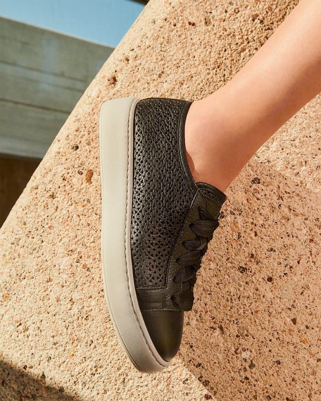 サントーニのインスタグラム：「Feel lifted with an elevated sneaker sole and subtle perforated detail.  #Santoni #madeinSantoni」