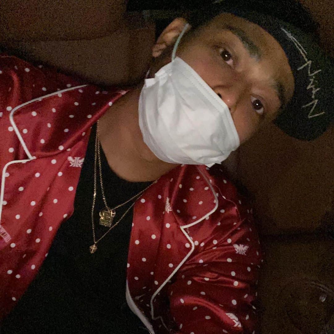 NESMITHのインスタグラム：「さすがに目が疲れとるな(笑)😅💦💦 今日のLIVE×ONLINE 最高で最幸で楽しすぎました👍✨‼️ 皆さんも楽しんでいただけましたか？？ 今日から3日間、月曜日まで見逃し配信もあるので、見れなかった方や、月曜日まで何回も見たい‼️という方も沢山の方に見ていただけたら嬉しいです✨✨ 今日はこのパジャマで良い夢みます😴🥱😴✨ ありがとうございました✌️✌️✌️✨ #EXILE_THE_SECOND #live_online #abema 明日は @dobermaninfinityofficial ‼️‼️ #ぜってぇー見てくれよな」