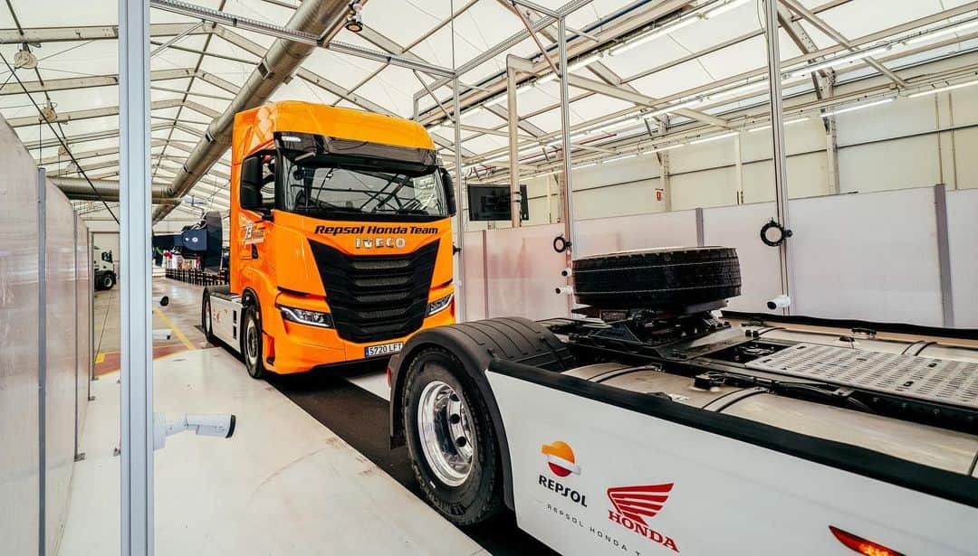 レプソル・ホンダさんのインスタグラム写真 - (レプソル・ホンダInstagram)「We are delighted to welcome  @iveco as a new Official Partner.   A fleet of the new IVECO S-WAY head-trucks will make sure the team's equipment is transported safely and efficiently from race to race.」7月3日 23時27分 - hrc_motogp
