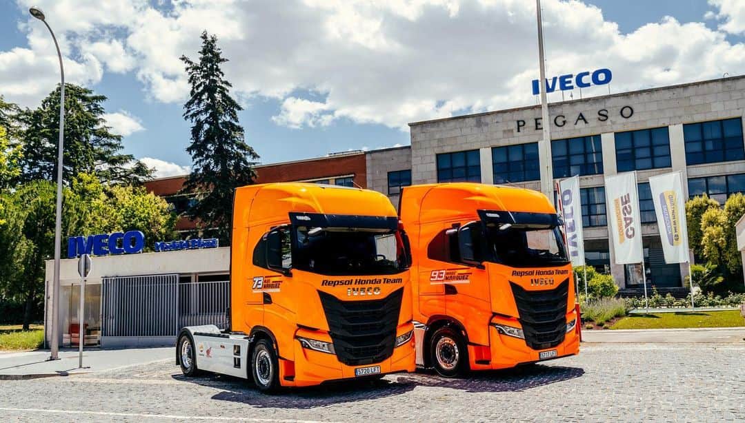 レプソル・ホンダのインスタグラム：「We are delighted to welcome  @iveco as a new Official Partner.   A fleet of the new IVECO S-WAY head-trucks will make sure the team's equipment is transported safely and efficiently from race to race.」