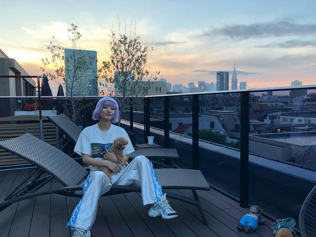 中川友里さんのインスタグラム写真 - (中川友里Instagram)「sunset chilling 癒し時間🥺❤️ @a.loveyourselffirst ちゃんありがとう🐶💞🐶 ・ ・ ・ ・ 髪の毛の黄ばみが嫌で薄紫に染めました✌️ @staircase_nakamura さんありがとうございます🥺☺️❤️  1か月以上の顔の歪みは　@mani.mint_kogao さんで小顔矯正して、身体の歪みは　@chimotoseikotsuin さんへ。ほんとヘトヘトでしたね！ってカラダ触られて言われて自分でもバキバキだったし限界だったわ。癒しをありがとう🥺💕はにちゃんももんちゃんも可愛い🥺💕 #chilltime #sunset #evangelion #jouetie  @champion  @jouetie_official  @louisvuitton」7月3日 23時28分 - darayunya