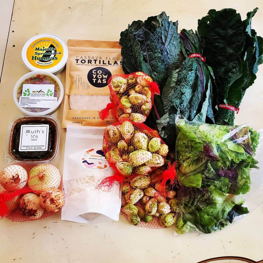 ガソリングラマーさんのインスタグラム写真 - (ガソリングラマーInstagram)「THIS WEEKS #MYMARKETBOX ORDER 🌶🥬🍅🧄🧅🥗🧀🥑 @marketbox.sd all vegan companies @jrorganicsfarm organic LACINATOKALE #springsalad mix sweet onions Brussels sprouts  @majesticgarlic CILANTRO GARLIC #hummus  @ruthsn5 #salsa @doublebatch.co #almondcheese #vegancheese #provolone #shreds @eatcoyotas #cassavaflour #tortillas @lacasitadevero #guacamole #vegan #veganfood #whatveganseat #vegangood #veganaf #vegansofinstagram #plantbased #vegandelivery #vegetarian #marketboxsd  Thank you thankful GRATEFUL  Not paid sharing the good stuff 🙌 💥💥💥They deliver to LA Thursdays 10am to 8pm💥💥💥 #marketboxsd  #mymarketbox #jrorganicsfarm  #doublebatchco  #majesticgarlic  #eatcoyotas  #lacasitadevero」7月3日 23時39分 - gasolineglamour