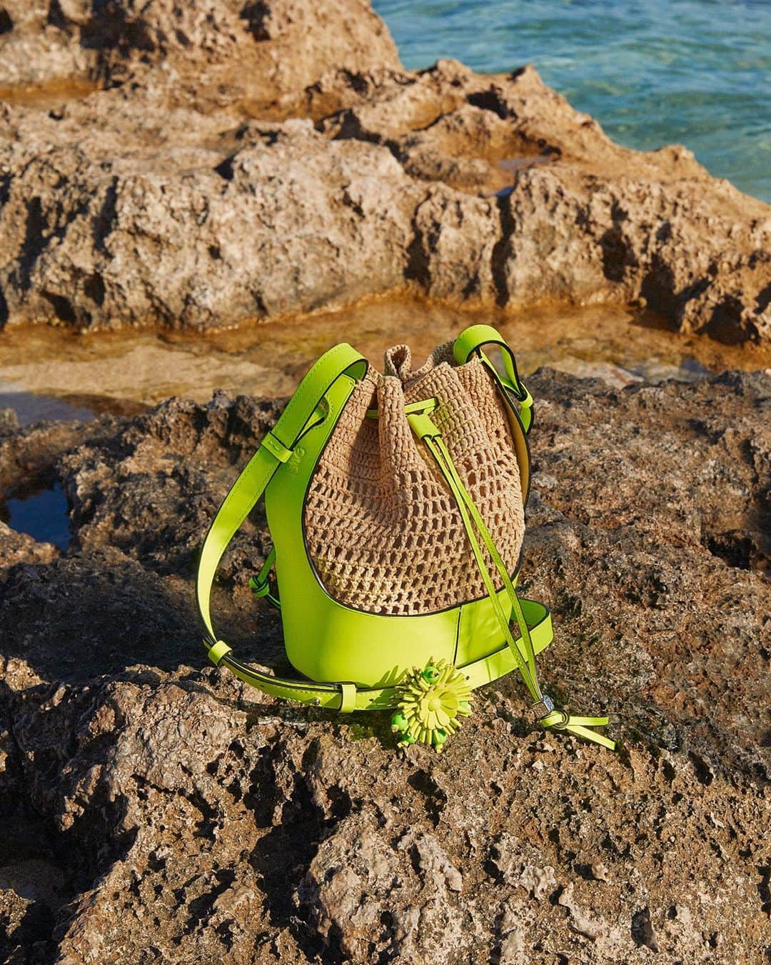 のインスタグラム：「The latest Balloon bag arrives for Paula's Ibiza 2020 in hand-woven raffia with a strap and structured base in neon yellow leather.  See the full collection on loewe.com  Photography @RosieHarrietEllis  #LOEWE #LOEWEpaulas #BalloonBag」