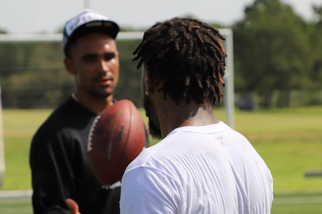 デショーン・ジャクソンさんのインスタグラム写真 - (デショーン・ジャクソンInstagram)「The price for hard work is challenging, don’t think it comes easy !! @jalenhurts 💪🏾」7月3日 23時39分 - 0ne0fone