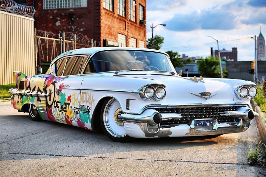 Classics Dailyさんのインスタグラム写真 - (Classics DailyInstagram)「#ClassicsFeature _____ Graffiti on a car?! What are your thoughts? _____ #classiccar #musclecar #hotrod #protouring #prostreet #restomod #classicsdaily #streetrod #streetcar #customcar #hotrods #streetrods #graffiti #cadillac」7月4日 0時05分 - classicsdaily