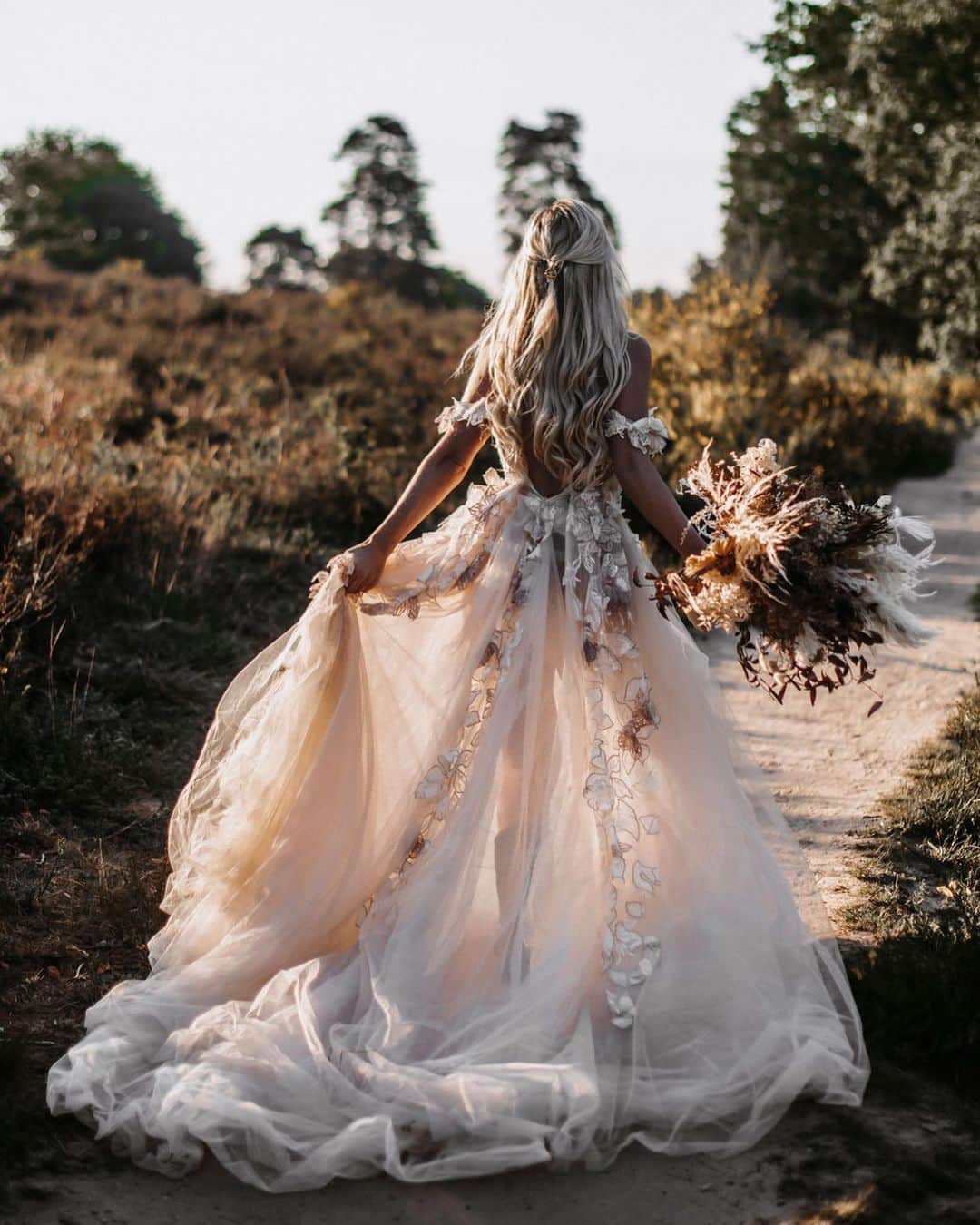 Galia Lahavさんのインスタグラム写真 - (Galia LahavInstagram)「FLOWING ✨  @tali__photography #GaliaLahav #GLCouture」7月4日 0時00分 - galialahav