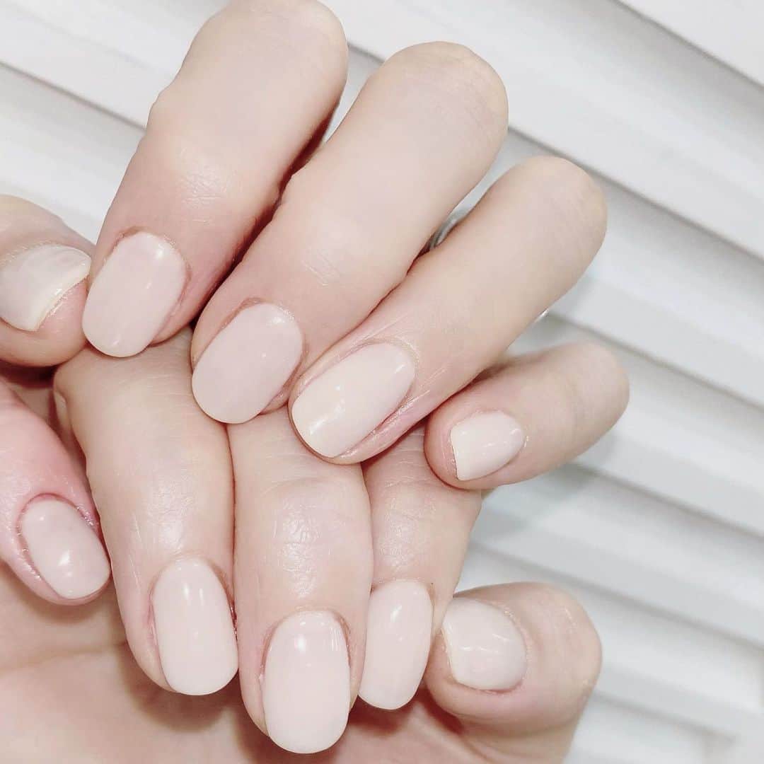 なかやまちえこのインスタグラム：「最強のベージュのワンカラーネイル✨⠀ #nail #nails #nailart #ネイル #美甲 #ネイルアート  #japanesenailart #manucure #japanesenails #manicurist #gelnails #أظافر #네일아트 #미용 #vẽmóng #ngườiđẹp  #เพ้นท์เล็บ #искусствоногтя #artedeuñas #เพ้นท์เล็บเจล #ジェルネイルデザイン #ネイルデザイン #senikuku #nagelkunst #ワンカラーネイル #絵津鼓 さん⠀  施術は @aby_sharenail にて。」
