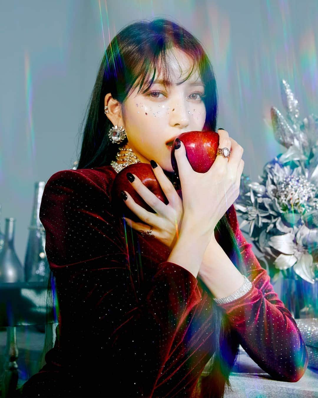 ソウォンさんのインスタグラム写真 - (ソウォンInstagram)「#여자친구 #GFRIEND 回:Song of the Sirens  Concept Photo  <Apple>  #回_Song_of_the_Sirens 🎧 2020.07.13 PM 6:00 (KST)」7月4日 0時01分 - sowonation