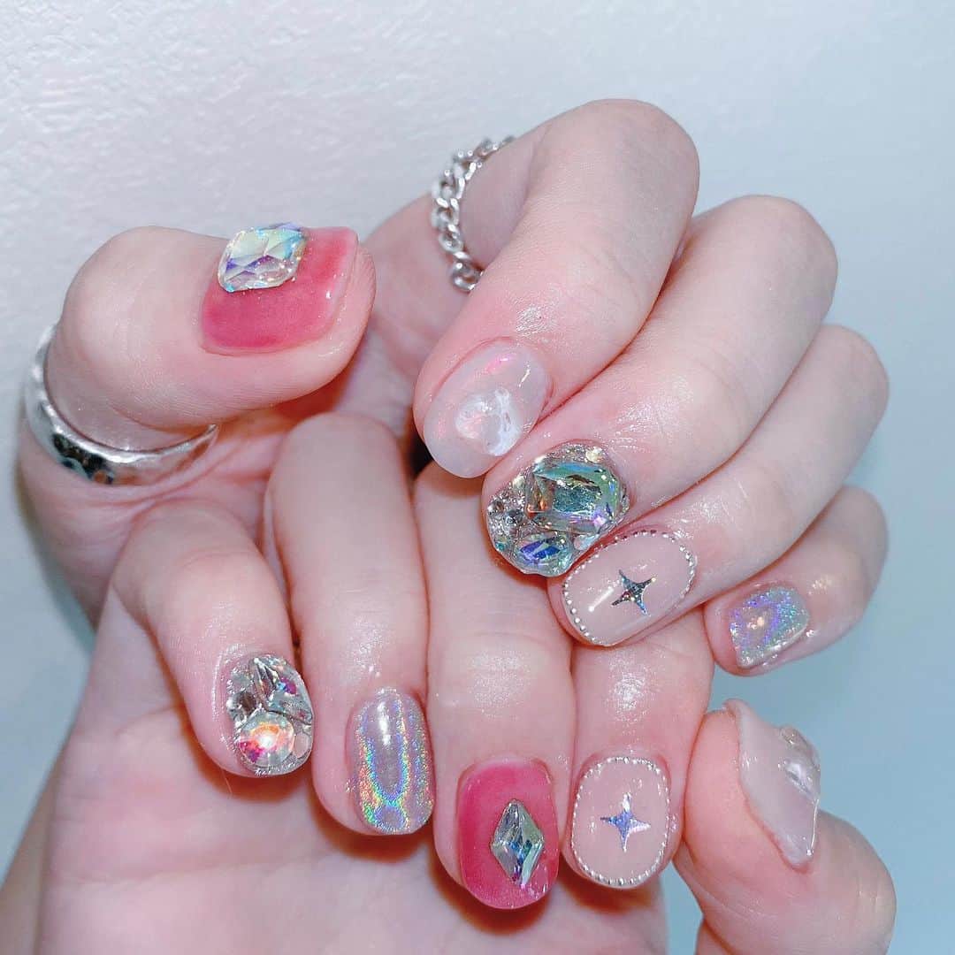 なかやまちえこのインスタグラム：「お世話になってる美容師さん♡⠀ #nail #nails #nailart #ネイル #美甲 #ネイルアート  #japanesenailart #manucure #japanesenails #manicurist #gelnails #أظافر #네일아트 #미용 #vẽmóng #ngườiđẹp  #เพ้นท์เล็บ #искусствоногтя #artedeuñas #เพ้นท์เล็บเจล #ジェルネイルデザイン #ネイルデザイン #senikuku #nagelkunst #きらきら⠀ 施術は @at_charme にて。」