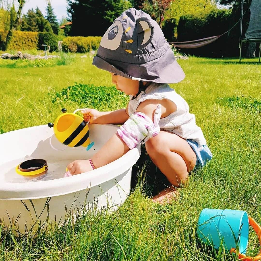 Skip Hopさんのインスタグラム写真 - (Skip HopInstagram)「Take the ZOO® fun outdoors like @mona_kier! 🕶️ Our favorite bath toys make the perfect backyard friends on a hot summer day! ☀️ How do you stay cool in the summer? ❄️  #summerdays #funinthesun #skiphop」7月4日 0時03分 - skiphop