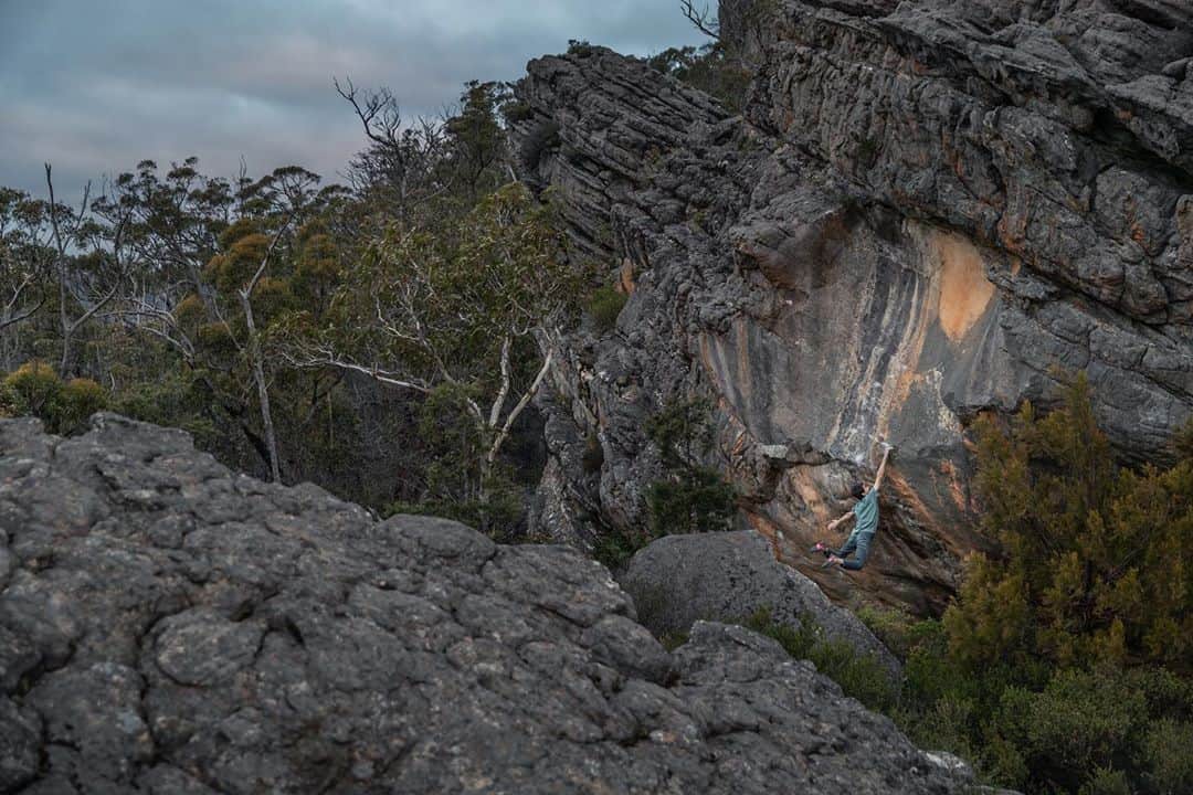 ポール・ロビンソンのインスタグラム：「Happy 4th of July weekend! An oldie but such a great shot @cvalencia31 got of me out in the grampians in Australia a few years back. #bouldering」