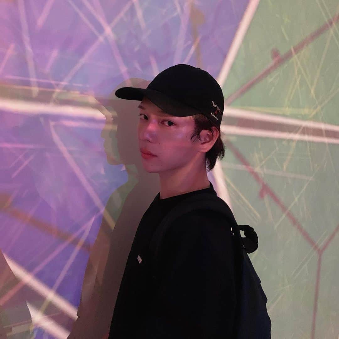 のインスタグラム：「こんばんは🌆﻿ ﻿ いつもながら夜分の投稿失礼致します🙇‍♂️﻿ ﻿ 自粛あけ久々すぎる美術館へ。﻿ ﻿ 入場制限がありながらもの待ち時間はあったけど、ソーシャルディスタンスを保てながらすごく見やすかったし素敵すぎる時間でした🥺❤️﻿ ﻿ 少しずつ気をつけながら日常を取り戻していきたい(どうかお願い二波こないで…)﻿ ﻿ では今日もいい夜を🌉﻿ ﻿ #オラファーエリアソン　#ときに川は橋となる　#東京都現代美術館」