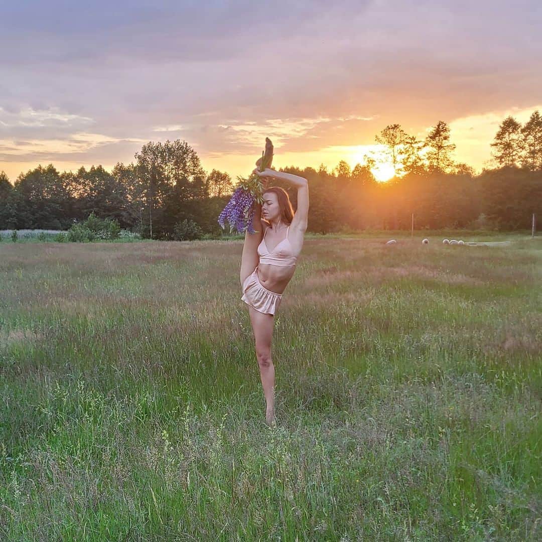 メリティナ・スタニウタさんのインスタグラム写真 - (メリティナ・スタニウタInstagram)「Countyside diary  ⠀ #sunset #belarus #field #nature #sun #samsungbelarus #galaxyzflip #flowers #summer #summer2020 #girl #gymnast #gymnastics」7月4日 0時12分 - melitinastaniouta