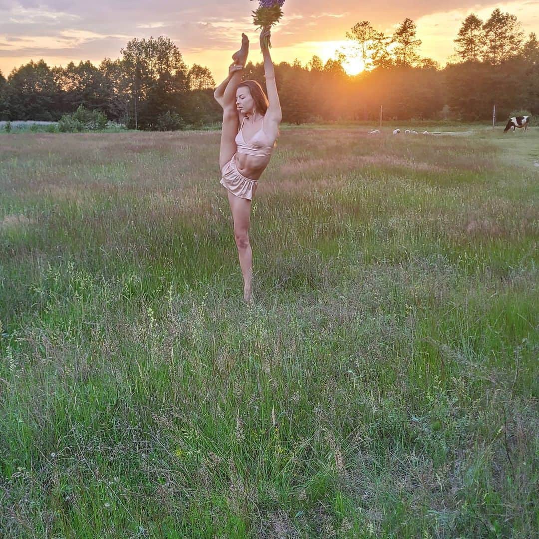 メリティナ・スタニウタさんのインスタグラム写真 - (メリティナ・スタニウタInstagram)「Countyside diary  ⠀ #sunset #belarus #field #nature #sun #samsungbelarus #galaxyzflip #flowers #summer #summer2020 #girl #gymnast #gymnastics」7月4日 0時12分 - melitinastaniouta