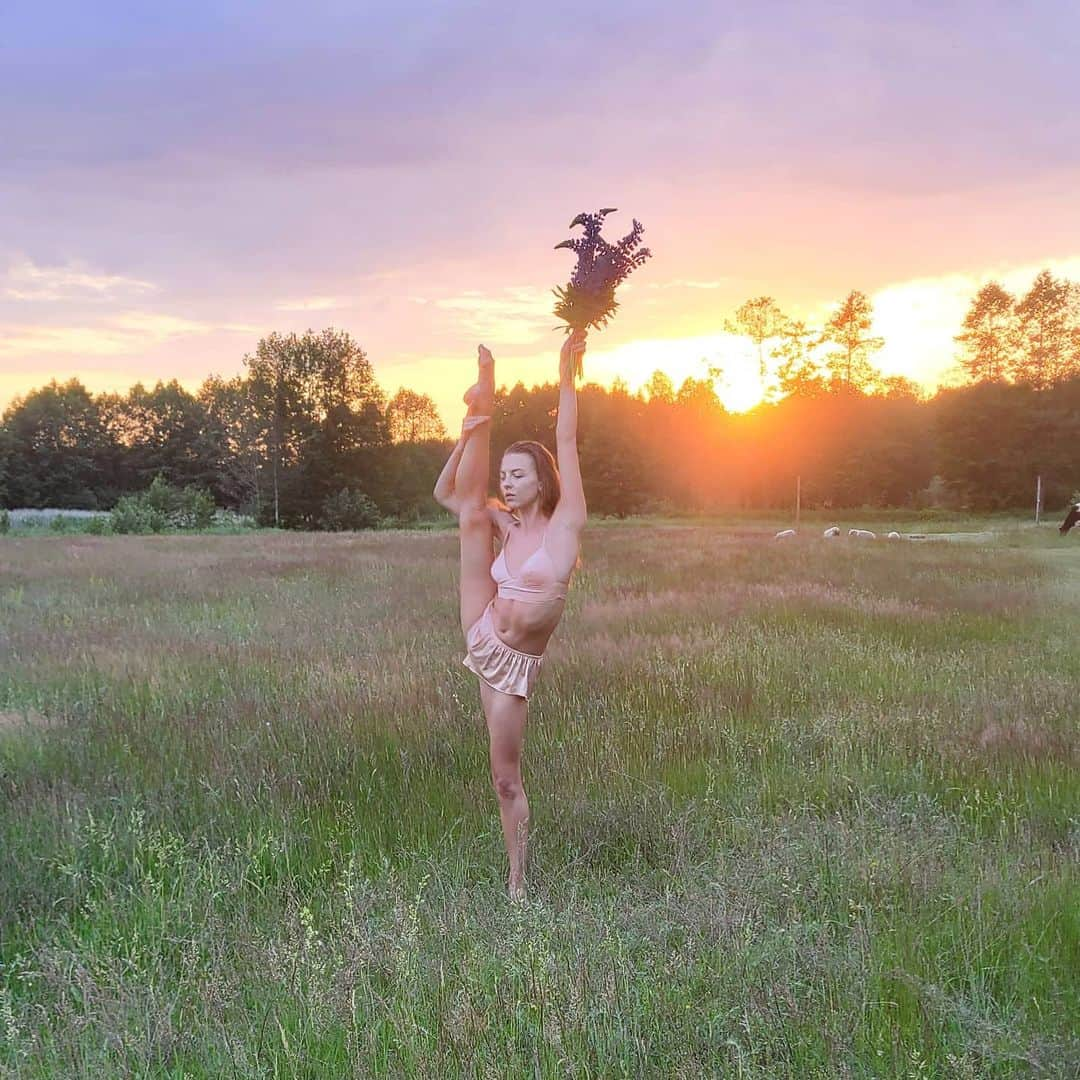 メリティナ・スタニウタさんのインスタグラム写真 - (メリティナ・スタニウタInstagram)「Countyside diary  ⠀ #sunset #belarus #field #nature #sun #samsungbelarus #galaxyzflip #flowers #summer #summer2020 #girl #gymnast #gymnastics」7月4日 0時12分 - melitinastaniouta