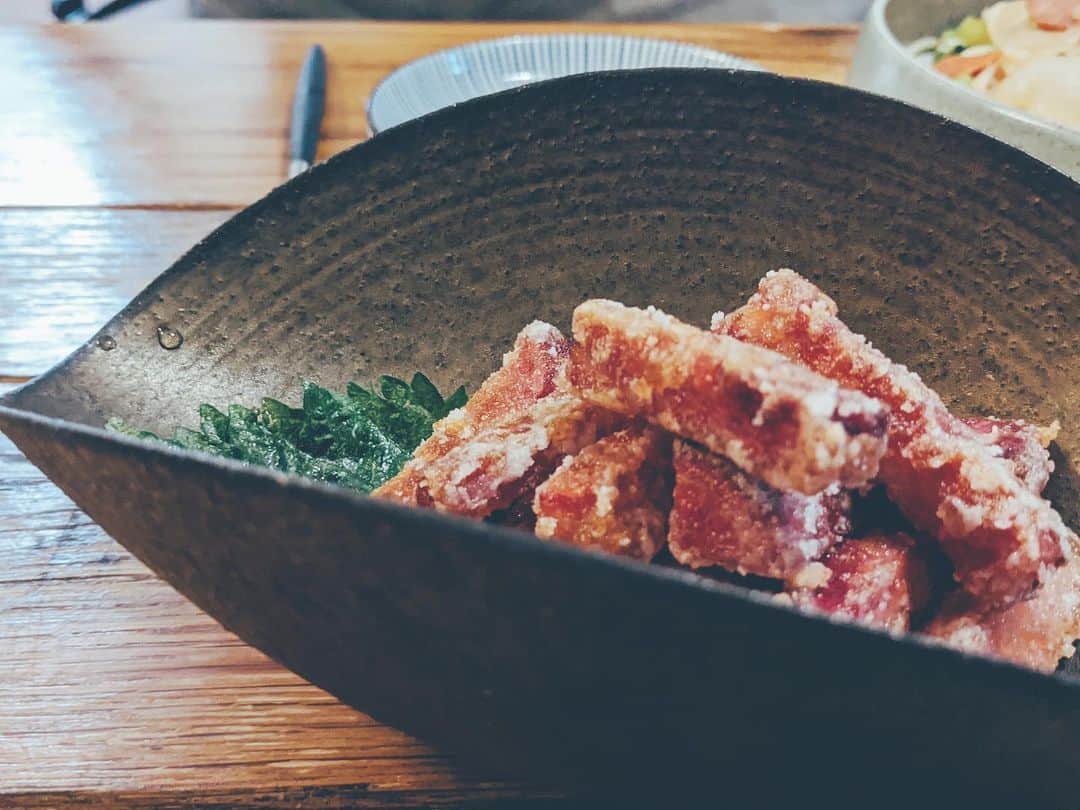 藤田敦子のインスタグラム：「ㅤ 【#blendakitchen 】 Dinner. ㅤ ✔︎ナポリタン ✔︎紫白菜と自家製ツナ和え ✔︎紫大根の唐揚げ ㅤ この日は、使い切りたかった ソーセージを何にしようかと考えた結果 ナポリタンにしてみた。 お野菜は、 @usagifarm_ai から届いた カリフローレや玉ねぎ、あとはセロリ等々。 香りがよく美味しいナポリタンになりました。 色は薄いけど立派なナポリタンだったよ😉笑 順調に家から保存してたお肉を減らしていっております。 ㅤ 紫白菜も、うさぎ農園のもの。 大根の唐揚げは、久々に @miyare38 の人気レシピなのだが この日はほんとに疲れてて、色々調味料はかって 混ぜるのすら面倒だったので(そのくらいやれよ) うさぎ農園の生姜焼きのタレに大根つけておいた。 タレまじ使える😍」