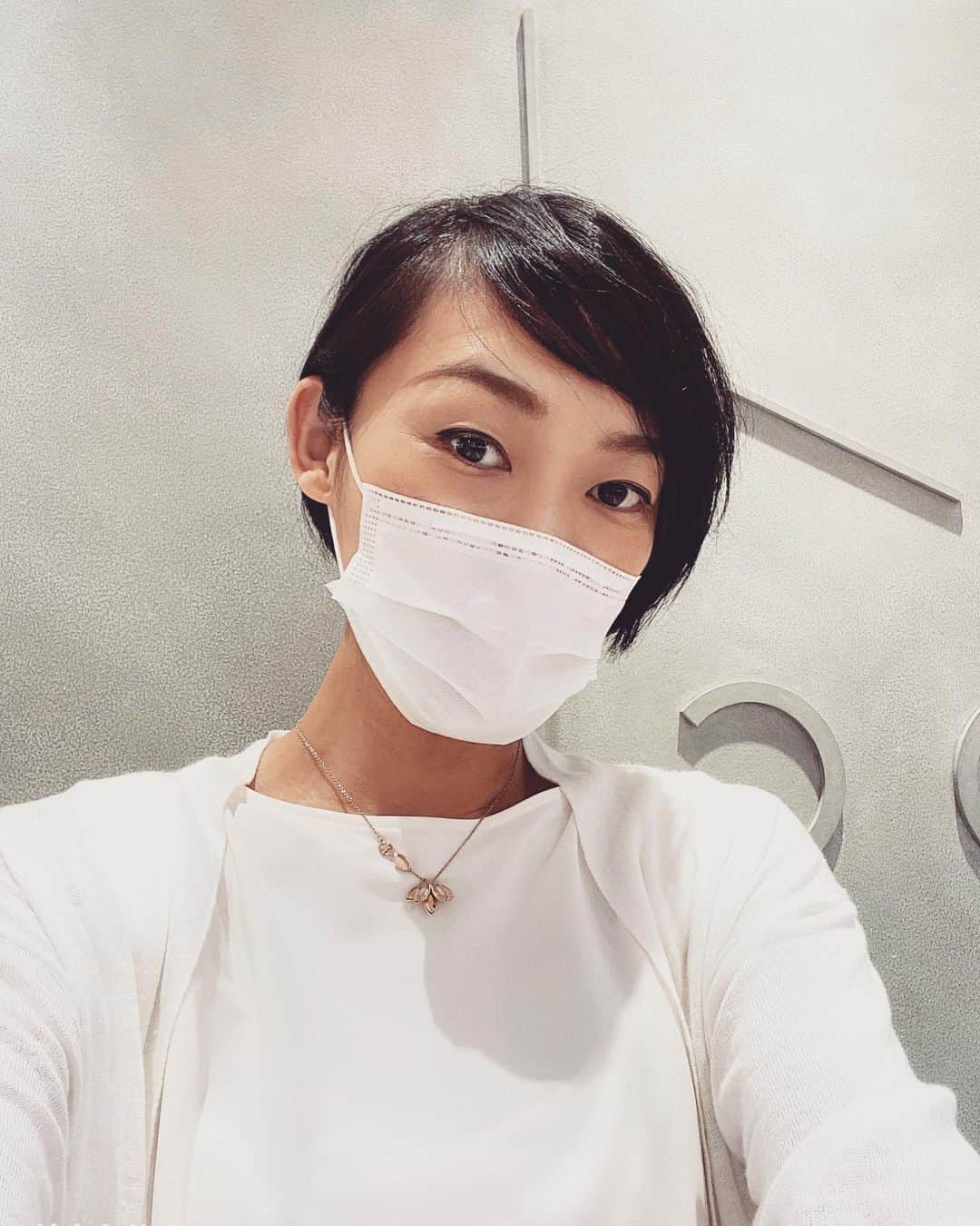 大島央照のインスタグラム：「先日ばっさり髪の毛をきりました。 7ヶ月ぶりのカット！スッキリしました！！  たまには気分転換も大切ですね✨お世話になってます、rock @rock_hairdesign の秋山すなお @sunaoakiyama さん、皆さま、フェイスシールドとマスクで感染対策をしながら営業されていました！きっちりしてくださっていることが安心につながります。ありがとうございました✨  みなさま、STAY SAFEでステキな週末にしましょう😊  #rock #ソーシャルディスタンス #staysafe #フェイスシールド #カット #美容 #美容室 #beauty #ヘアサロン #秋山すなお　#いつもありがとうございます #ショートカット #happy な週末に」