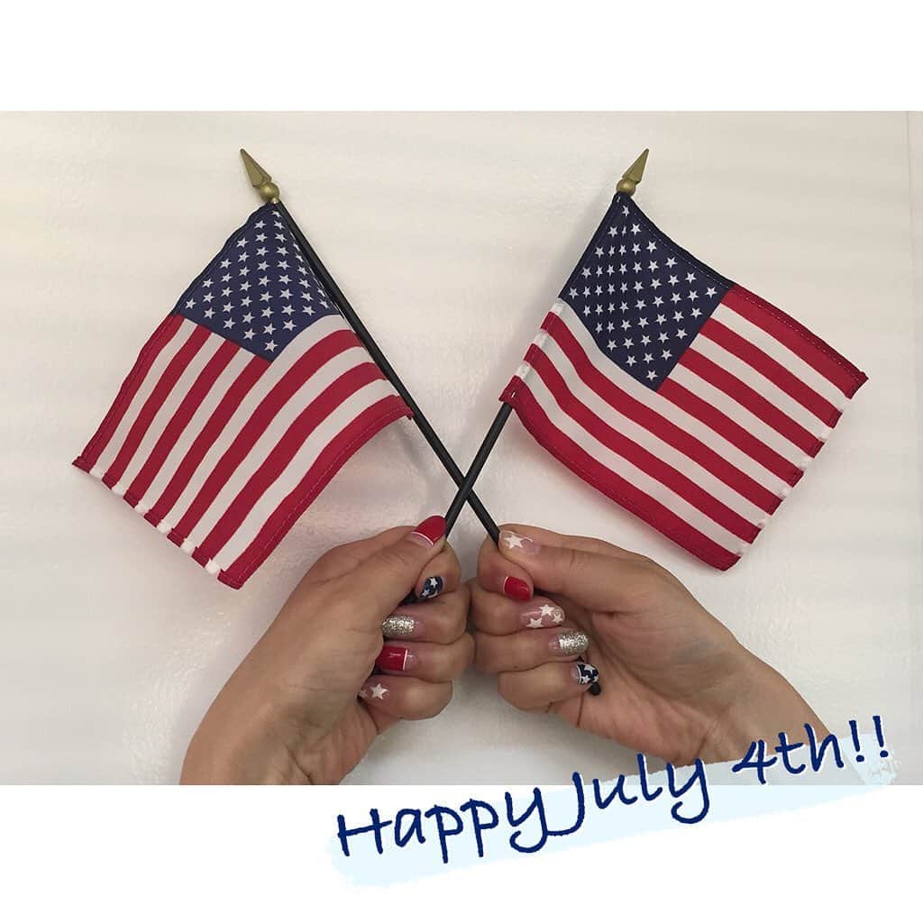 アメリカ大使館さんのインスタグラム写真 - (アメリカ大使館Instagram)「🇺🇸Happy 244th Independence Day!🗽  今日、7月4日は、🇺🇸独立記念日(Independence Day)です🎆 🇺🇸では、花火🎇があがったり、友達や家族と一緒に🥩🍔をしたり、場所によってはお祝いのパレードがあったり… 国中がお祝いムード一色になります🥳 . #usa #america #studyabroad #livinginamerica #july4th #independenceday #flag #celebration #july #starsandstripes #bbq #fireworks #アメリカ #アメリカ生活 #留学 #独立記念日 #花火 #バーベキュー #お祝いムード #パレード #パーティー #ネイルアート #アメリカ風 #july4thweekend #星条旗 #国旗 #ストライプ #柄 #244th」7月4日 9時38分 - usembassytokyo