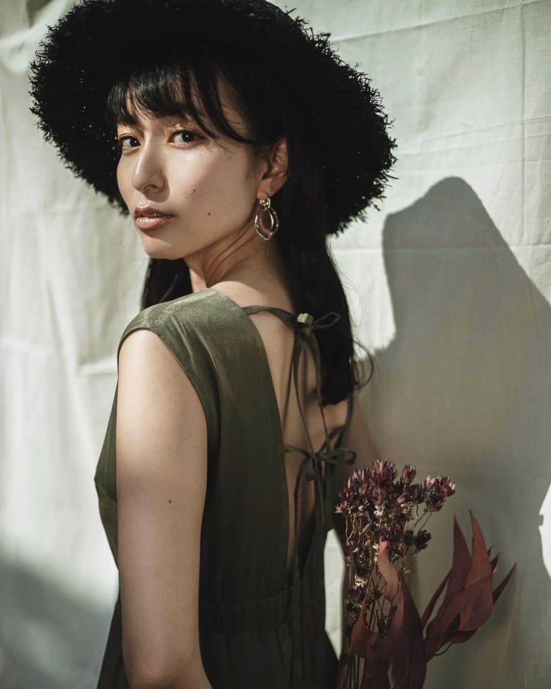 岩間恵のインスタグラム：「MEGUMI IWAMA×URBAMENT﻿ ﻿ 私がseason directorを務めるURBAMENTで、﻿ コラボ商品がついに発売します💕﻿ ﻿ 7/23(thu)18:00﻿ URBAMENT online storeにて発売開始です！﻿ ﻿ 私がデザインしたものは・・・﻿ ▪️ワンピース﻿ ▪️トップス﻿ ▪️パンツ﻿ の3アイテムです！﻿どれも3色展開です✨ ﻿ 初のお洋服作りで、不安もありましたが...﻿ スタッフさんに手伝ってもらいながら、とてもかわいいお洋服ができたと思うので、是非チェックしてもらえると嬉しいです✨﻿ ﻿ また、発売を記念して抽選で3名様に﻿ こちらのお好きなアイテムをプレゼントさせていただけることになりました❤️﻿ ﻿ 私のデザインしたお洋服を、みなさまに着ていただける日がくることを楽しみにしております✨﻿ ﻿ 【プレゼントキャンペーン詳細】﻿ ■応募期間﻿ 7/4(土)-7/6(月)23:59﻿ ﻿ ■抽選発表﻿ 7/7(火)﻿ 当選者様のみURBAMENTオフィシャルアカウントより﻿ @urbament_official﻿ よりDMさせて頂きます。﻿ ﻿ ■ご投稿方法﻿ こちらのインスタの画像をストーリーで ご投稿してください✨﻿ ※スクロール後2枚目以降の画像でもOK！﻿ ﻿ 【応募条件】﻿ @iwamame﻿ @urbament_official﻿ ﻿ 上記2アカウントをフォロー・タグ付けしていることが条件となります。﻿ ﻿ ※リグラム専用・非公開アカウントは 対象外とさせて頂きます。﻿ ﻿ 以上の内容をご確認のうえ、﻿ ご応募をお待ちしております😉💜﻿ ﻿ #urbament﻿ #プレゼントキャンペーン﻿ #プレキャン﻿」