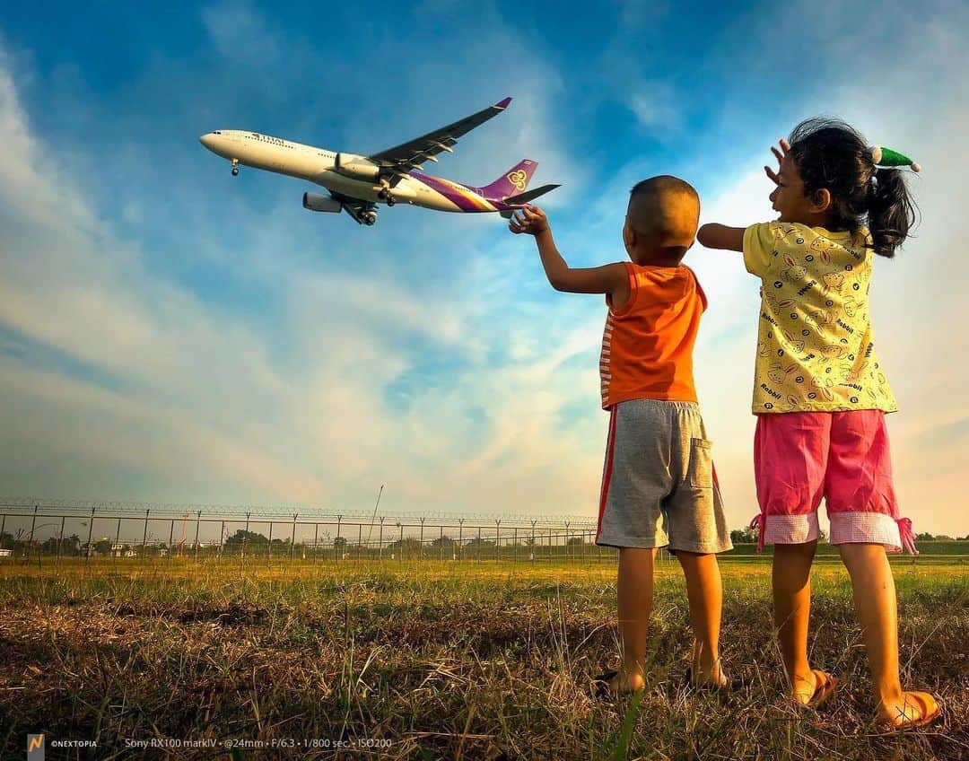 タイ航空さんのインスタグラム写真 - (タイ航空Instagram)「Remember when you were a kid waving at the airplane and giggling with the happiness #thaiairways A330 Cr photo : Piyachat Kaelong」7月4日 9時57分 - thaiairways