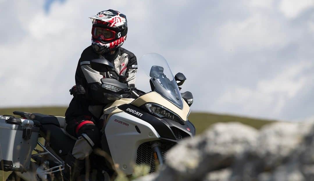 Ducati Japanさんのインスタグラム写真 - (Ducati JapanInstagram)「Born to travel -「様々な場所に出かけたい」「本能の赴くまま旅をしたい」と思うライダーへ、新しくてエキサイティングな冒険の旅を捧げます。  今回のTravel Magazineは、オフロード・ライディングのインストラクターであるミケーレ・マッツィーニにオフロード・トリップの心構えについて聞いてみました。オフロードの冒険に向いている人はどのようなイプでしょうか？ Travel Magazineはプロフィール( @ducatijapan )のリンクよりご覧ください。  ご自宅で未だ見ぬ土地に想いを馳せ、バーチャルトラベルをお楽しみください。  #ドゥカティいいじゃん #ムルティストラーダ #バイク #バイクのある生活 #バイクのある風景 #motorcycle #bike #ツーリング」7月4日 10時00分 - ducatijapan