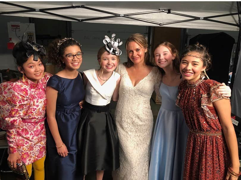 アリシア・シルヴァーストーンさんのインスタグラム写真 - (アリシア・シルヴァーストーンInstagram)「Such a sweet, adorable and friendly cast! I had a really nice time with all of the girls and especially Sophie Grace (I play mom to her in the show). I had a blast acting alongside Mark Feuerstein (who btw is AMAZINGLY full of babysitters club trivia knowledge!) We had so much fun together  Bear was on set with me for most of the shoot! #BabysittersClub is out today!」7月4日 10時01分 - aliciasilverstone