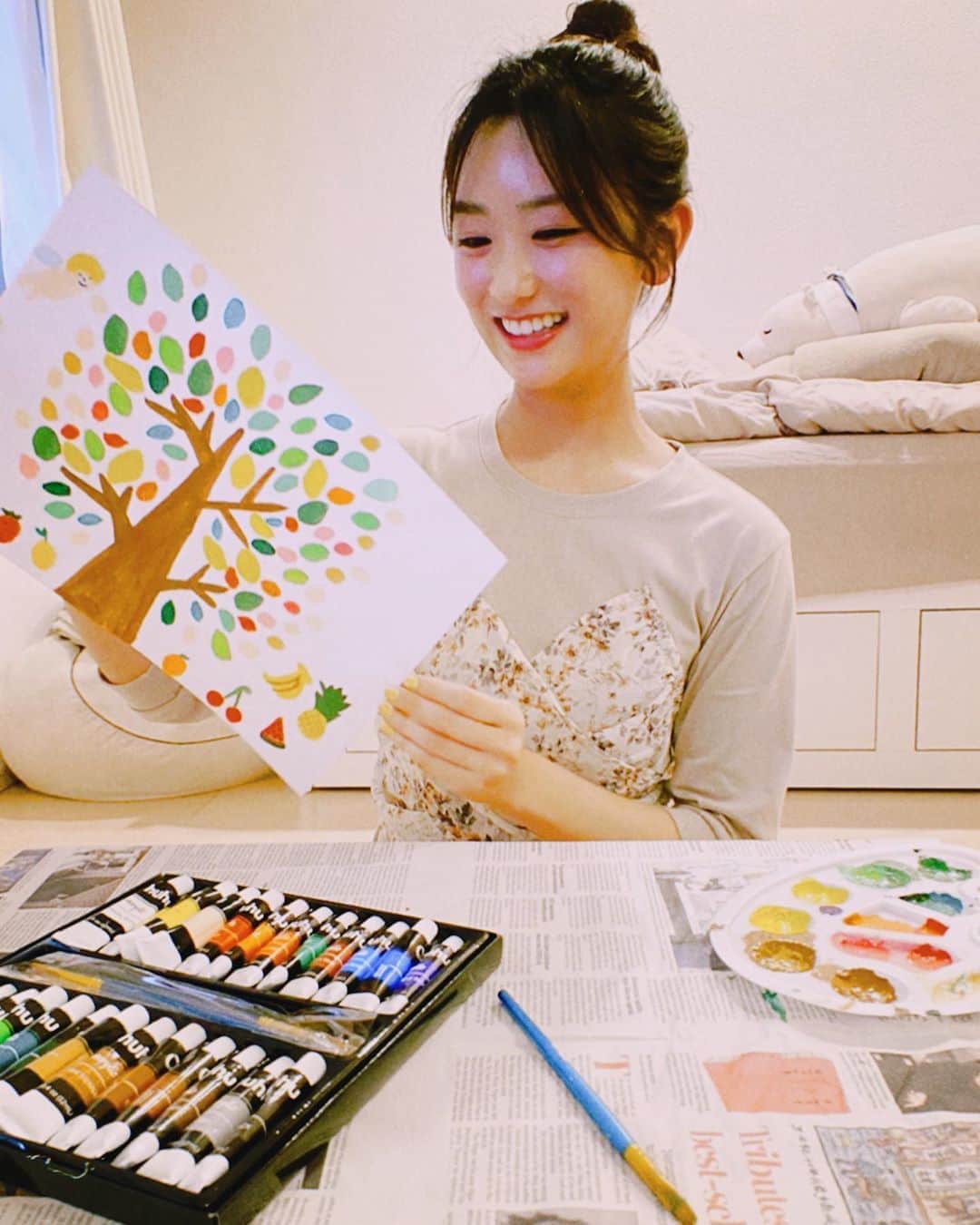 のインスタグラム：「. いつかのお絵かき。 . ちっちゃい子が描いたみたいな絵でしょ笑 . 幼稚園から小2ぐらいまでは、絵のうまさより想像力とか素直さが良かったのか、よく表彰してもらってたんだけど、小3ぐらいから絵の実力のが重要になってくるみたいですね。 そっからさっぱりでした笑 . . この絵はその最後に表彰してもらった頃を思い出して当時私の中で存在してた話を描いたんだけど、 . お花の花びらが増えていって、最後の花びらから、色んなフルーツが溢れてくるというストーリー？を信じていたみたいです。笑 . . 意外と描き始めると楽しくてけっこう集中してた笑 額縁も買ってみたりして。 また気まぐれで描いてみよう笑」