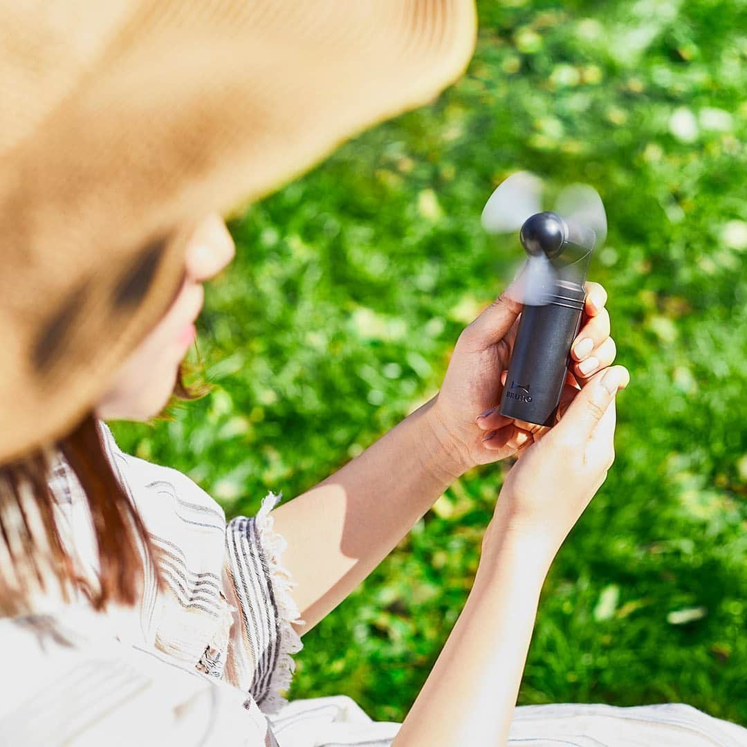 ワンズテラスさんのインスタグラム写真 - (ワンズテラスInstagram)「スリムなフォルムのカラビナ付きミニ扇風機は、ポケットにも入るサイズ！ カラビナでバッグやベルトにも取り付けられます。 簡易ライトやモバイルバッテリーにもなる充実した機能で、キャンプにも◎  BRUNO コンパクトスティックライトファン　各￥2,300＋税 ＊one'sterraceではアイボリー・レッド・カーキの3色をお取り扱いしています。 ＊人気商品につき完売の店舗もございます。ご了承ください。  #bruno #ハンディファン #ハンディーファン #扇風機 #夏アイテム #夏の必需品 #暑さ対策 #ミニファン #キャンプ #熱中症対策 #メイク崩れ対策 #充電器 #モバイルバッテリー #ライト #ギフト #雑貨 #onesterrace #ワンズテラス」7月4日 10時19分 - onesterrace