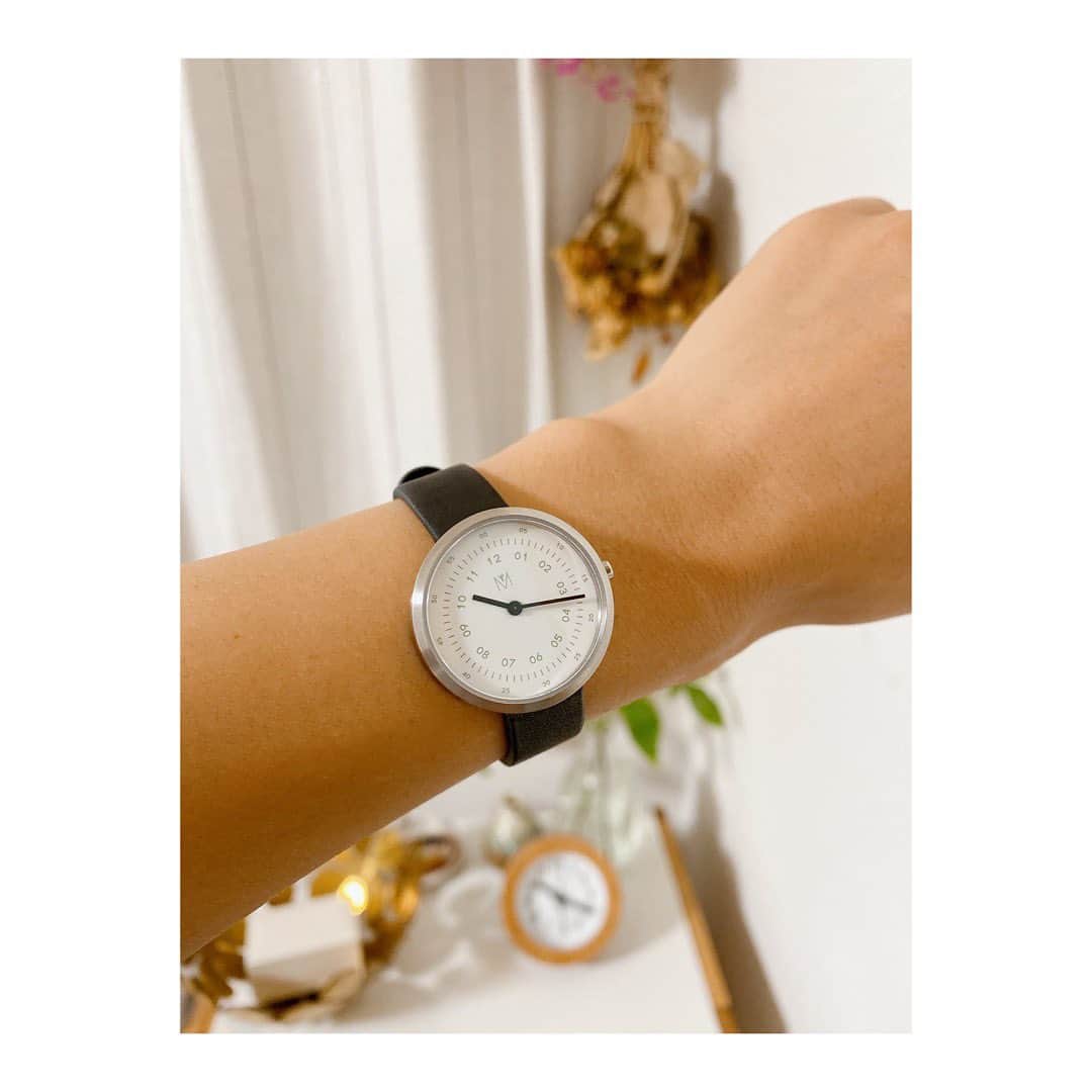 小塚舞子のインスタグラム：「MAVEN WATCHESさんの時計をいただきました！ 今まで時計をつける習慣がなかったので 小ぶりなものを。 軽いし、 うたちゃん抱っこの時も邪魔にならなくて良い！ 最近イケてるメガネも買ったんですが 時計とかメガネとか ひとつ持つと集めたくなる…  #mavenwatches #マベン #マベンウォッチズ #腕時計 #時計 #手元倶楽部  クーポンコード【kozukfzd】 (10%オフになるそうです！)」