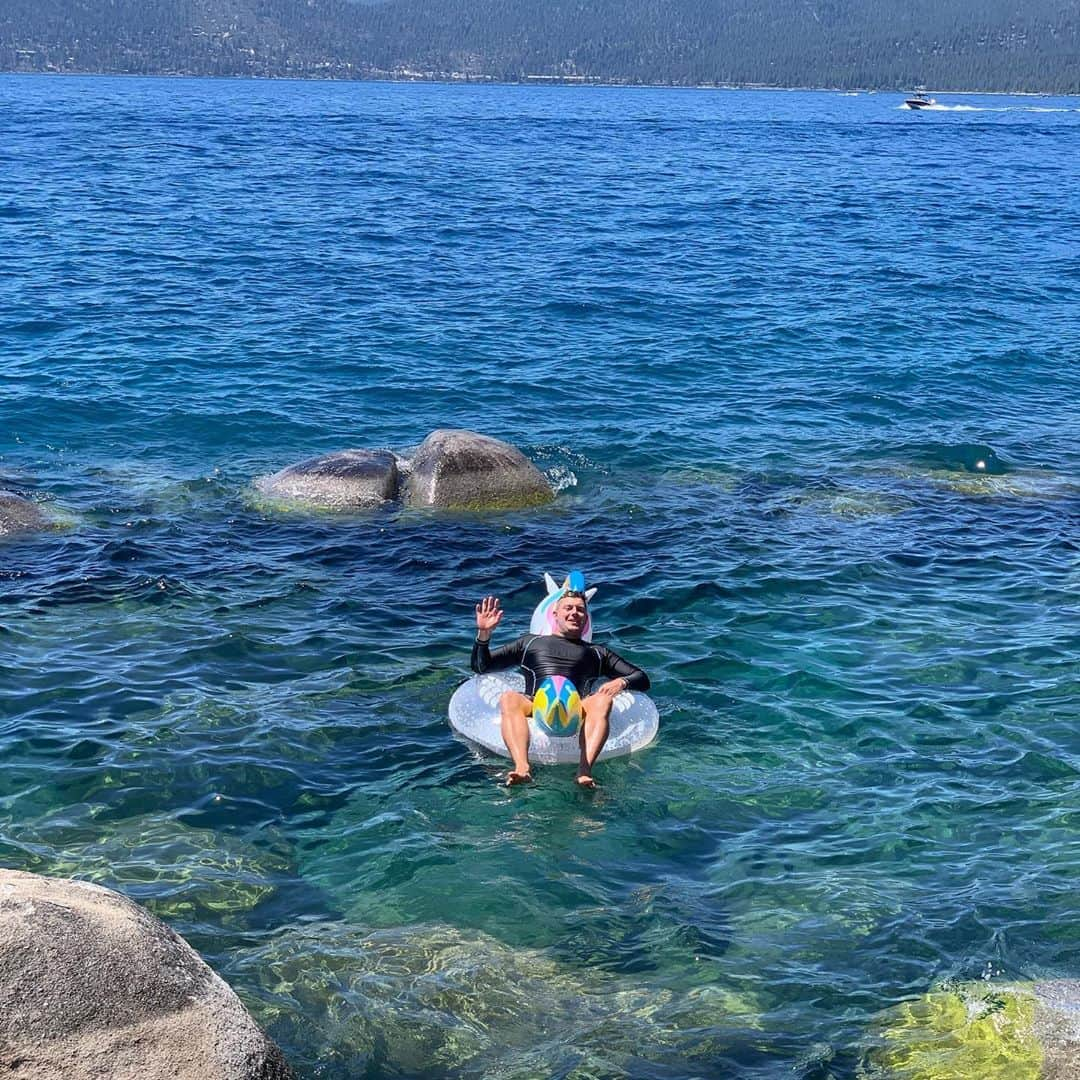 ジェシカ・シーバさんのインスタグラム写真 - (ジェシカ・シーバInstagram)「A little crawdad spotting, rock climbing, lake jumping, rage-fainting, elevation-sidelining fun had by all (most)!☀️😬😍❤️🥴😅🤰🏼😷#TeamShyba #neverboring」7月4日 10時20分 - mommasgonecity