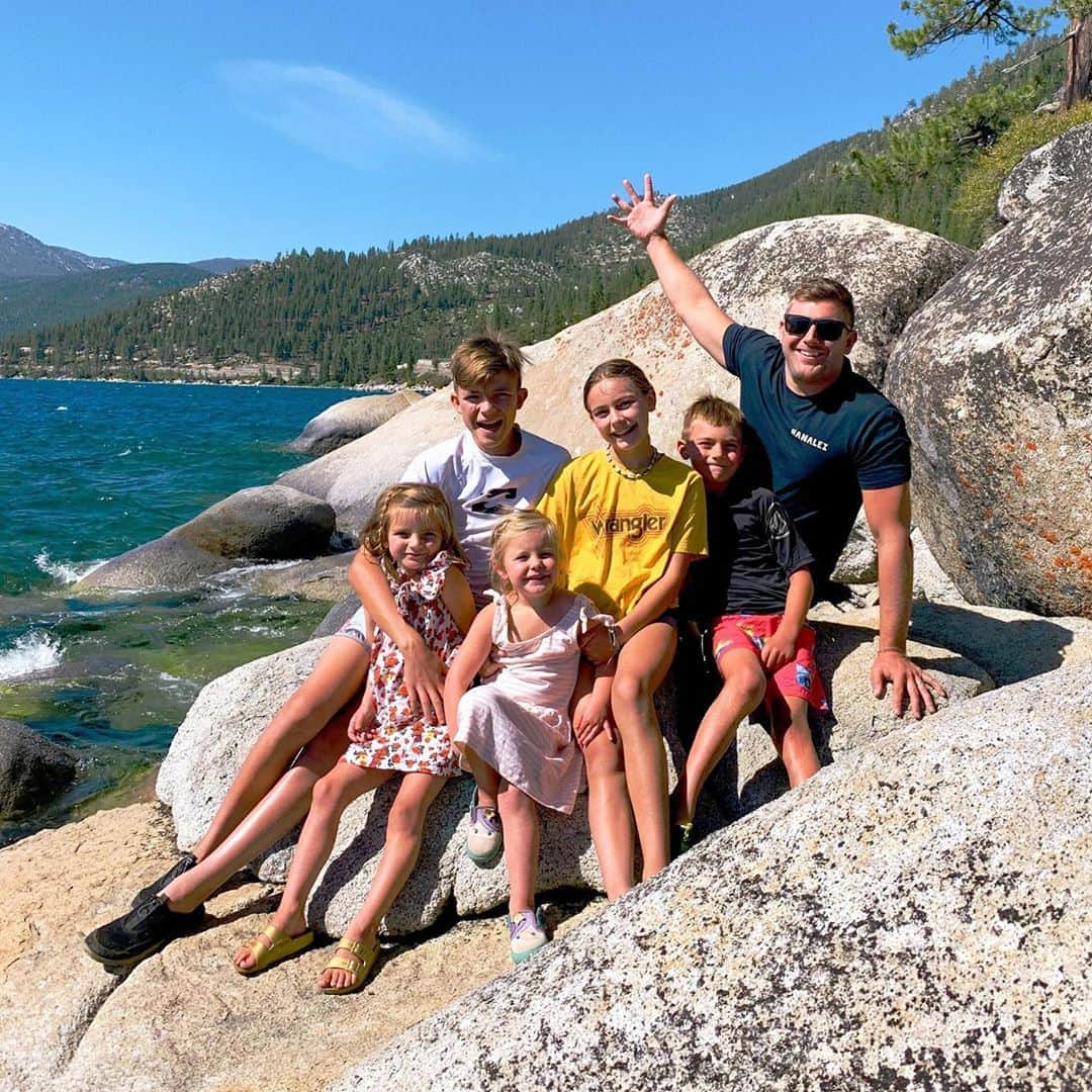 ジェシカ・シーバさんのインスタグラム写真 - (ジェシカ・シーバInstagram)「A little crawdad spotting, rock climbing, lake jumping, rage-fainting, elevation-sidelining fun had by all (most)!☀️😬😍❤️🥴😅🤰🏼😷#TeamShyba #neverboring」7月4日 10時20分 - mommasgonecity